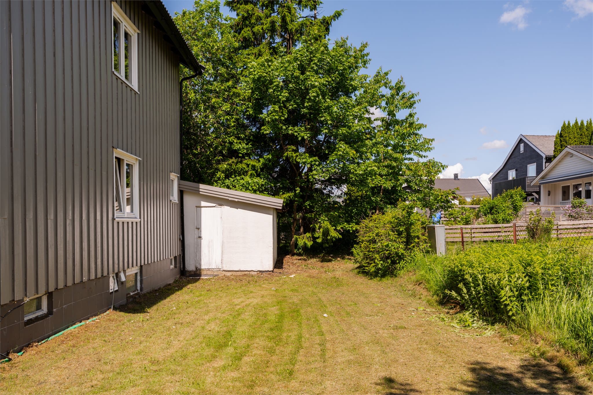 Eiendommen har en utvendig bod på cirka 11 m² for ekstra lagring.