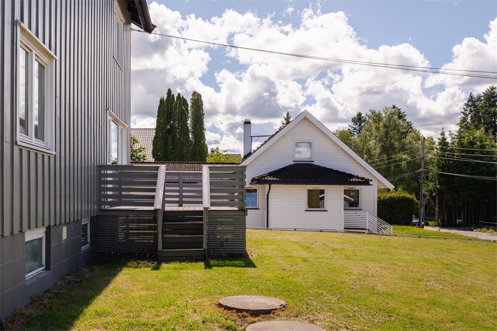 Uteområde med gressplen og adkomst til terrassen.