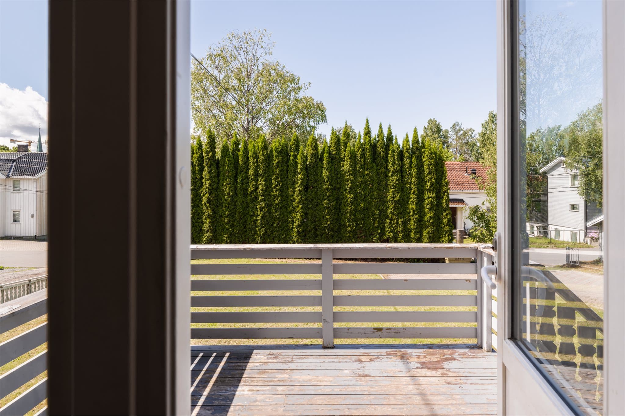 Fra stuen er det direkte utgang til terrassen på 8,3 m².