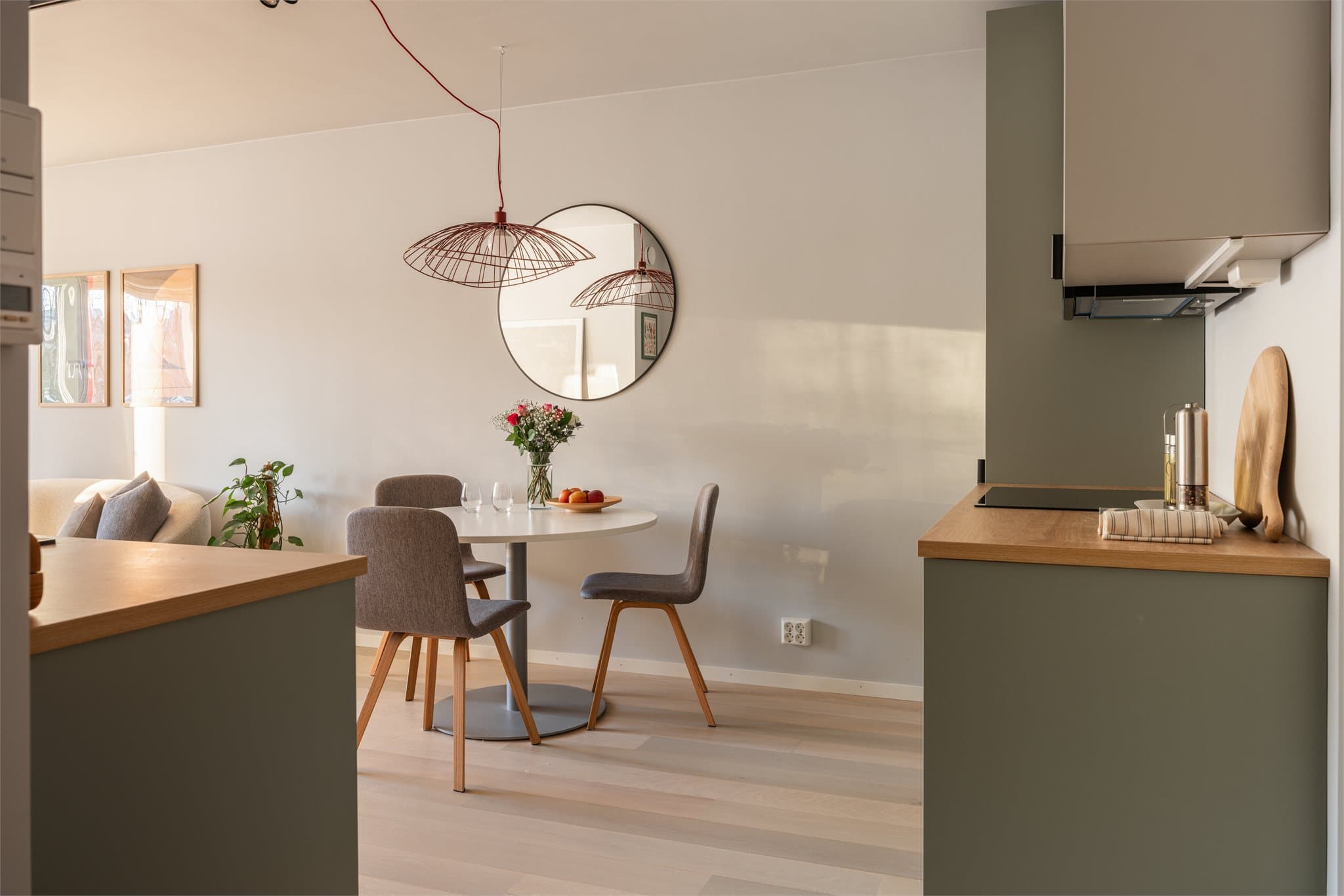 Leiligheten har en åpen og sosial løsning mellom stue og kjøkken.