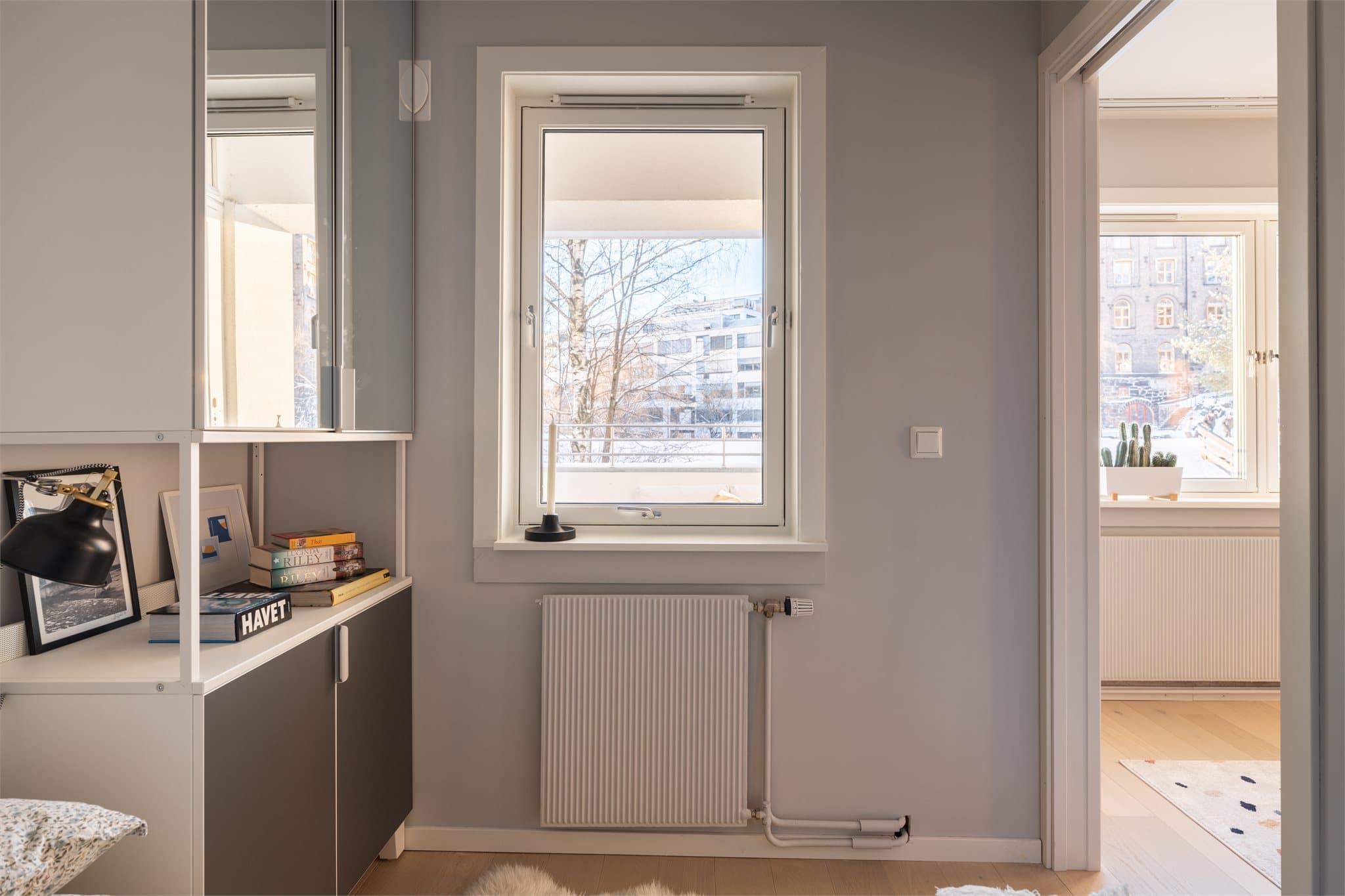 Godt naturlig lysinnslipp og gode luftemuligheter på soverommet.