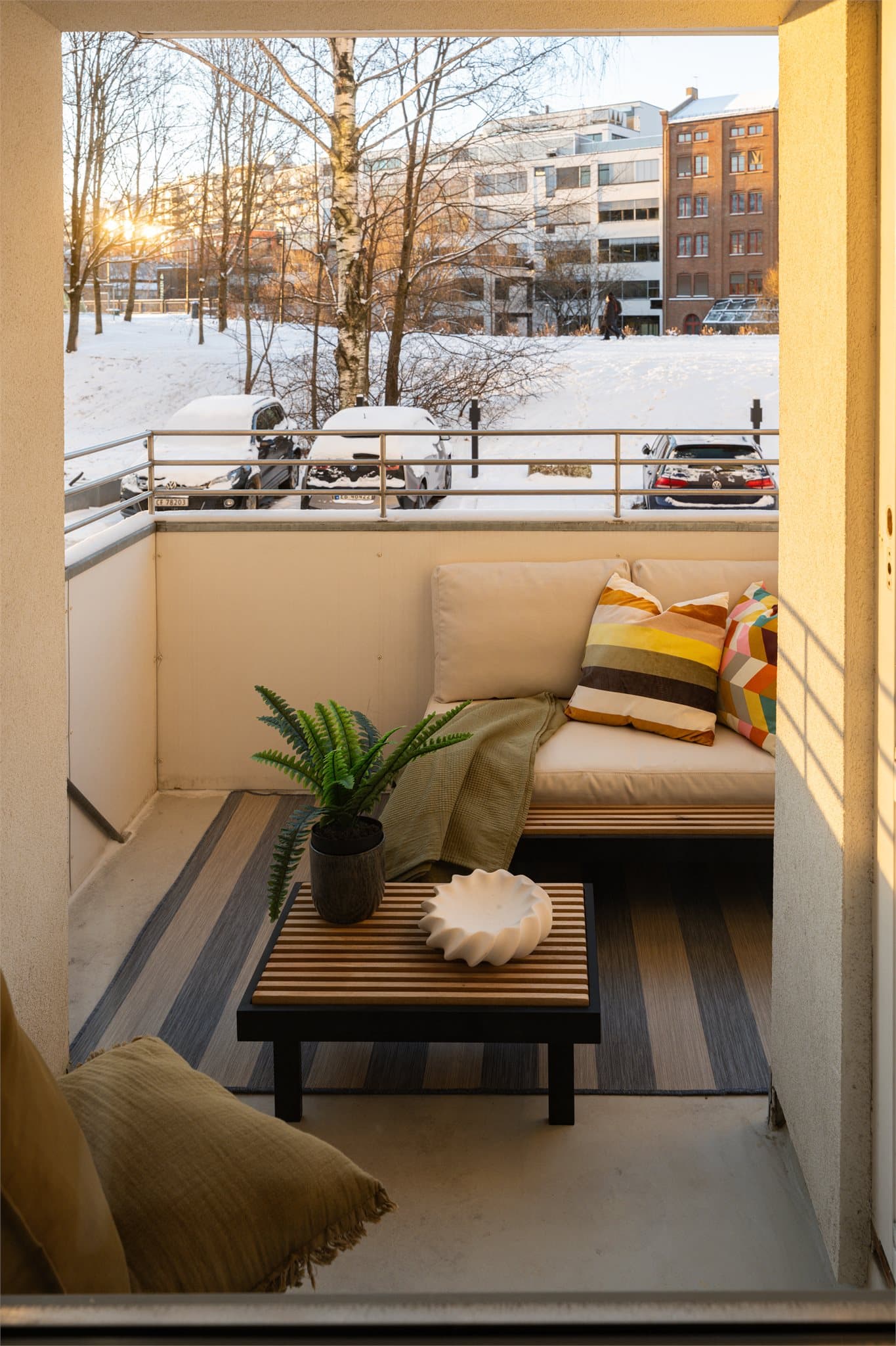 Balkongen fungerer som en forlengelse av stuen og gir et fint utsyn.