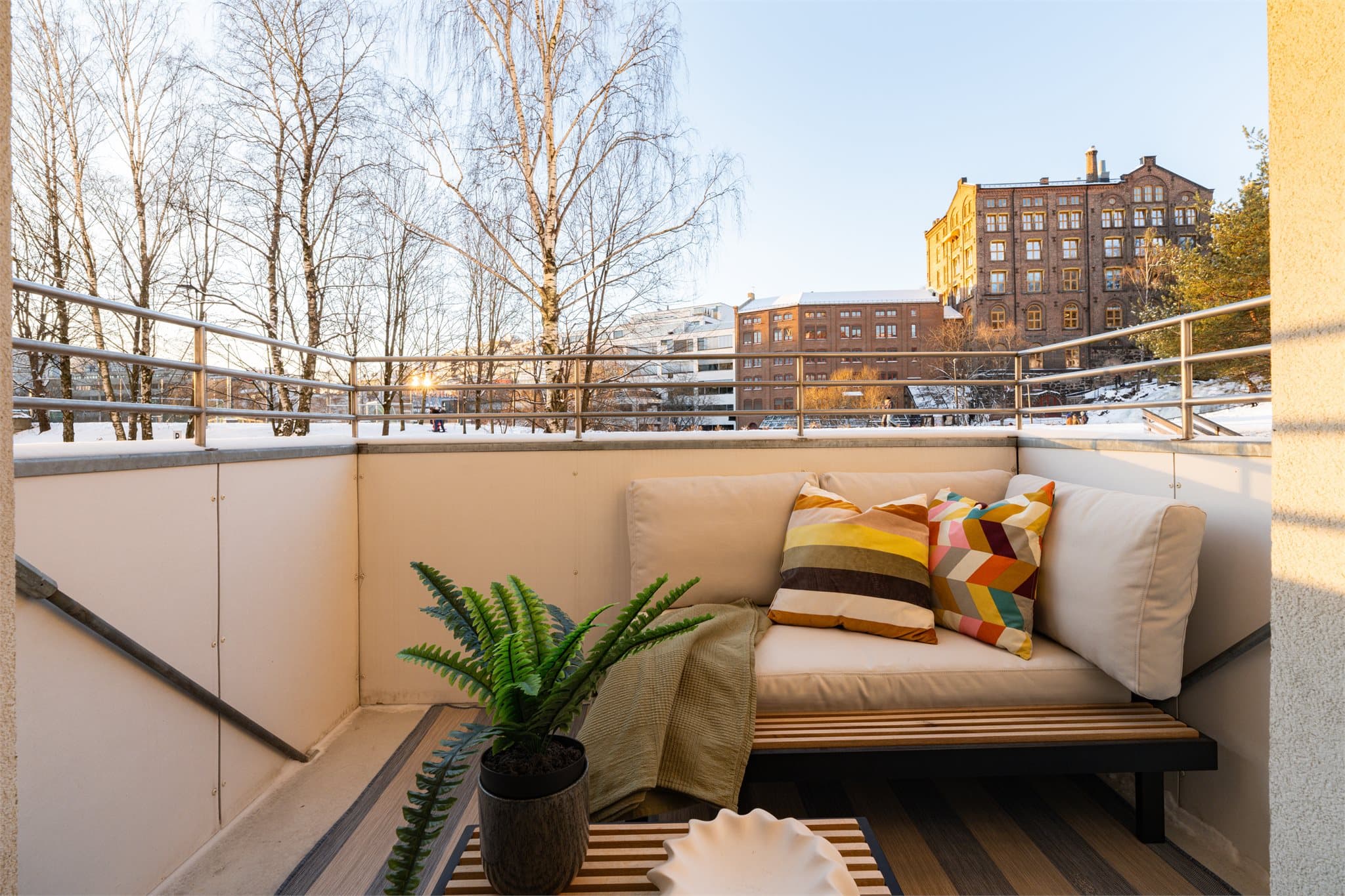 Fra stuen er det utgang til en romslig balkong med god plass til utemøbler.