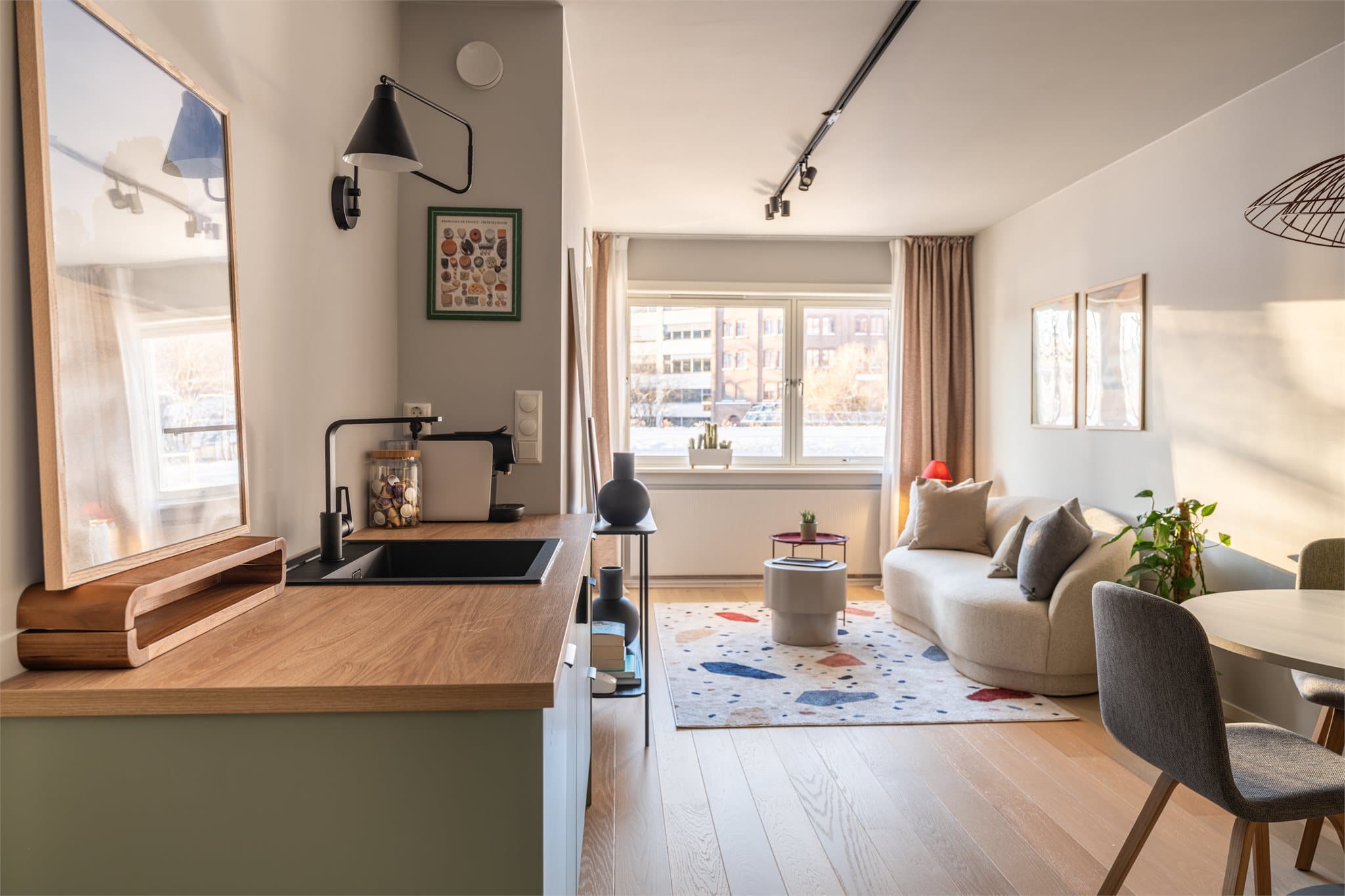 Kjøkkeninnredningen er moderne med slette fronter og benkeplate i heltre.