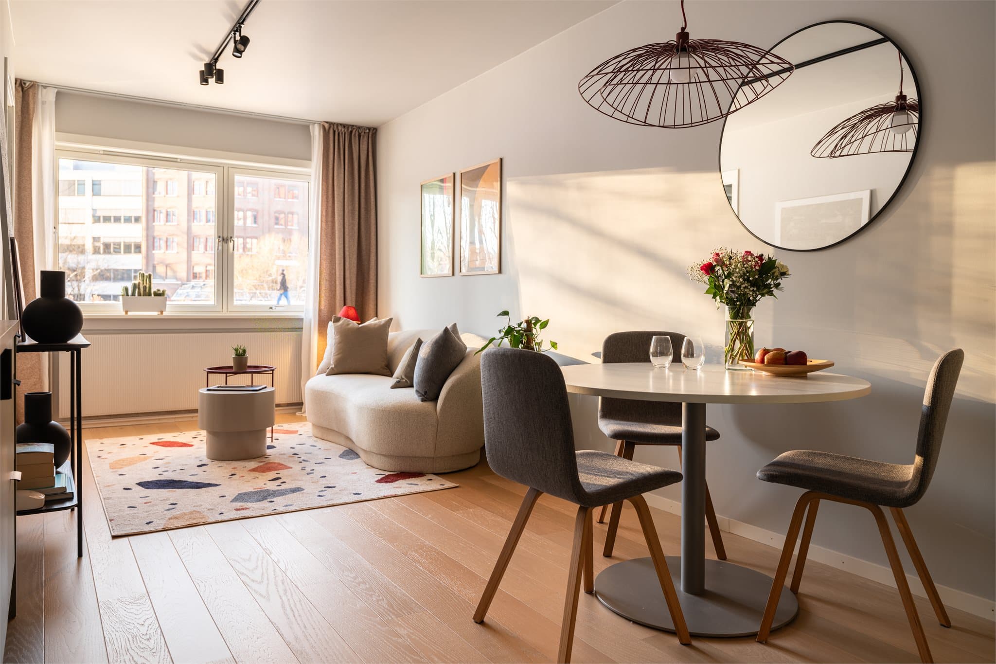 Det sosiale allrommet er gjennomgående med lys eikeparkett på gulvet.