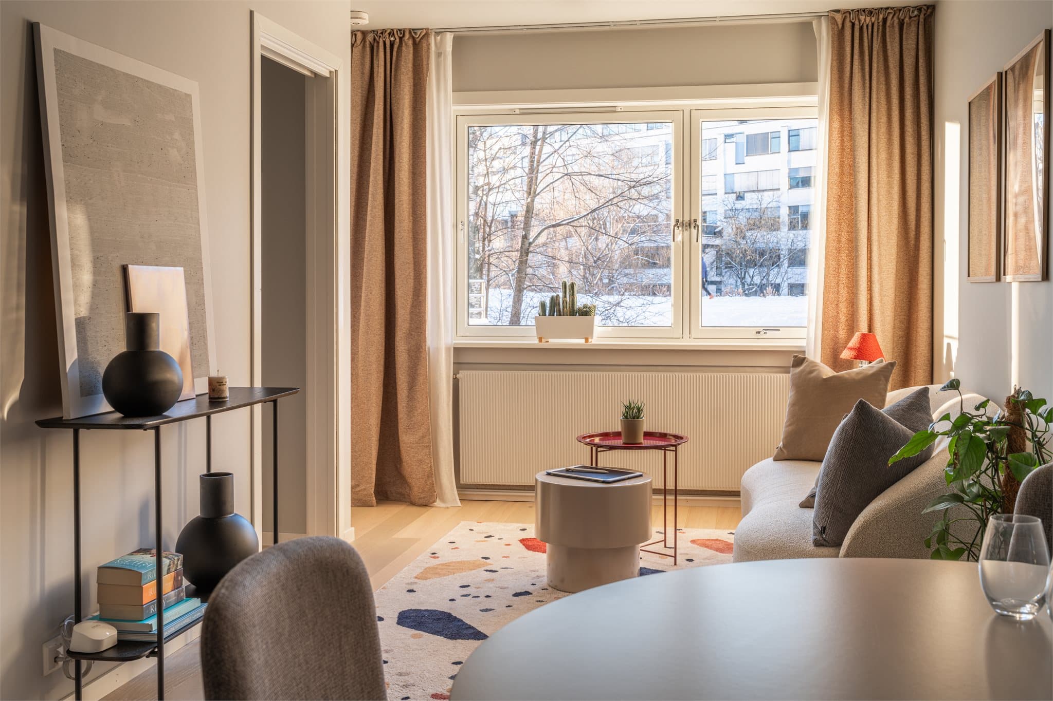 Store vindusflater i stuen slipper inn rikelig med naturlig lys.