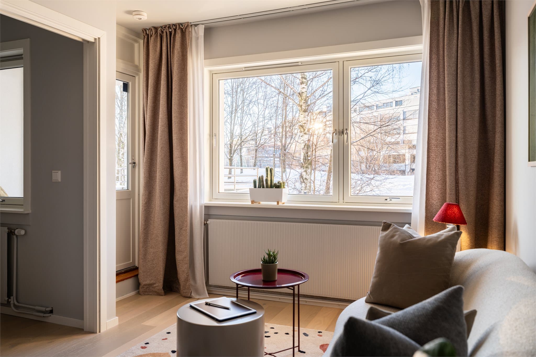 Direkte utgang til balkongen utvider oppholdsarealet på varme dager.