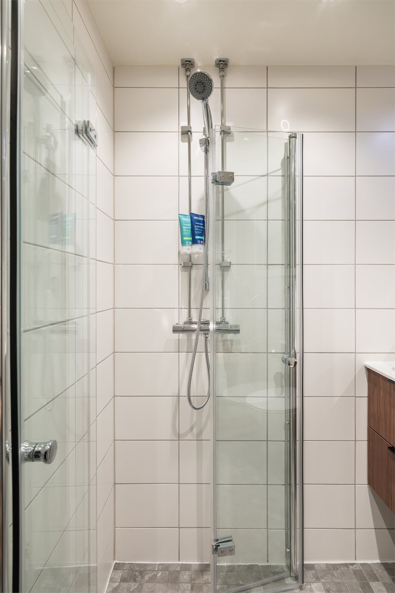 Det er opplegg for vaskemaskin (smal variant) på badet. Det er også et felles vaskeri i 4. etasje i bygget.