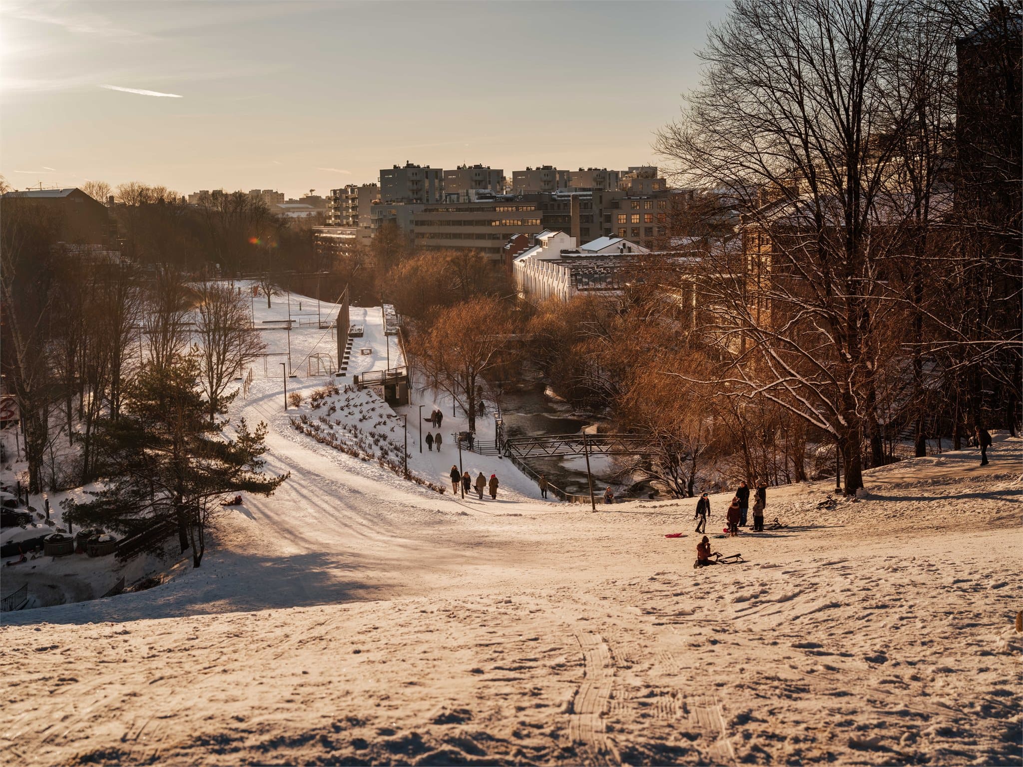 Nærområdet byr på store, åpne grøntområder for rekreasjon, turer og aktivitet.