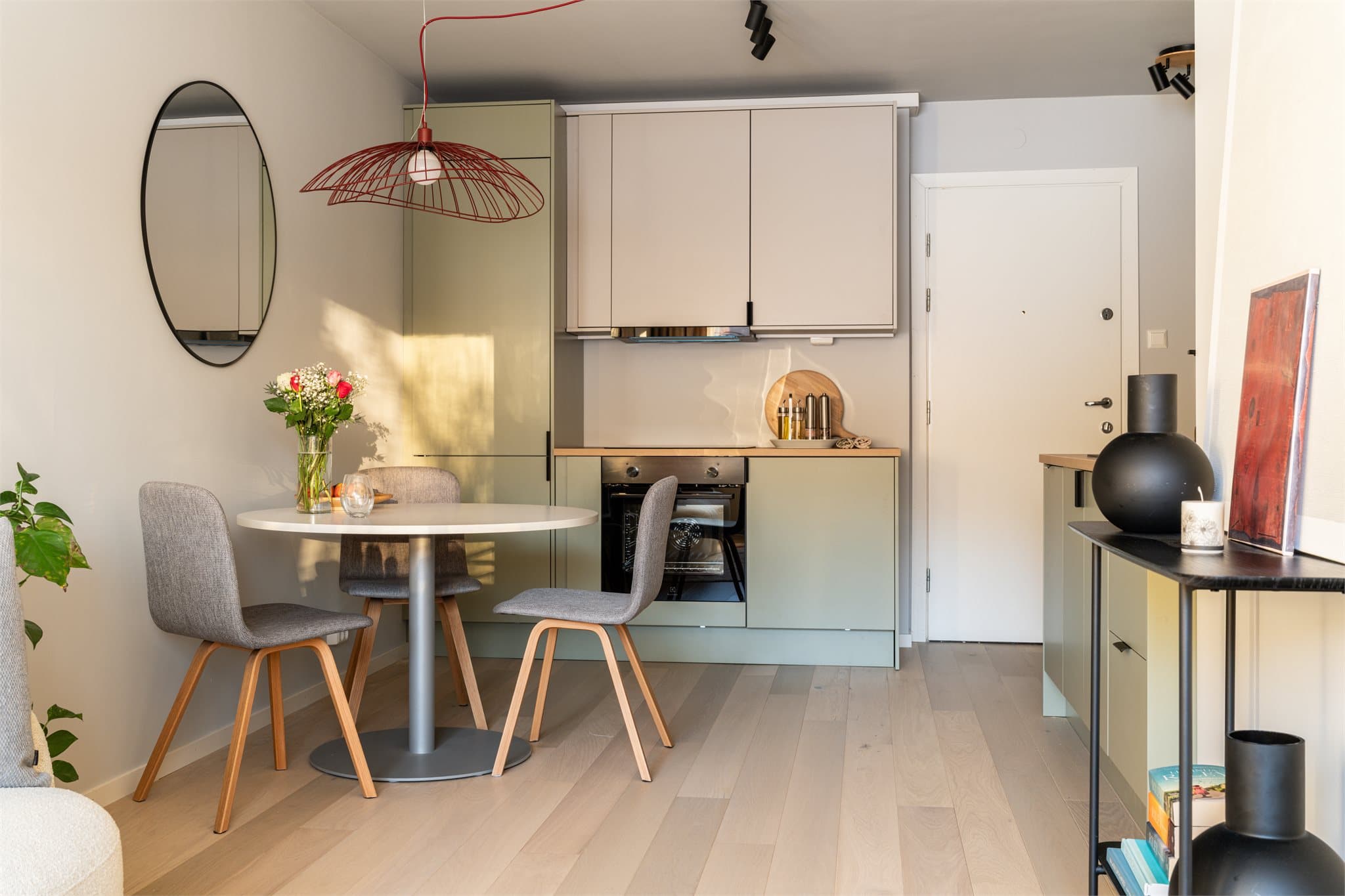 Den naturlige spiseplassen binder sammen kjøkken- og stuedelen.