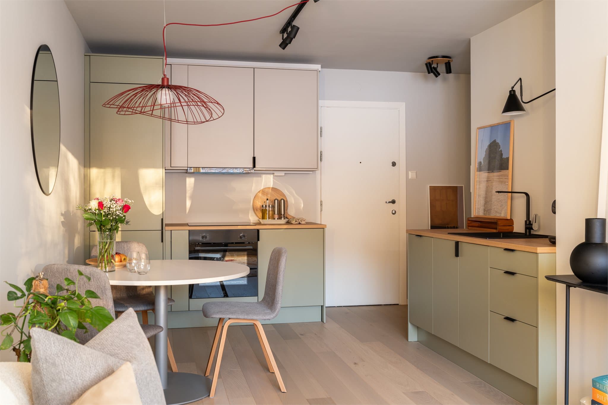 Kjøkkenet har godt med skap- og benkeplass for praktisk matlaging.