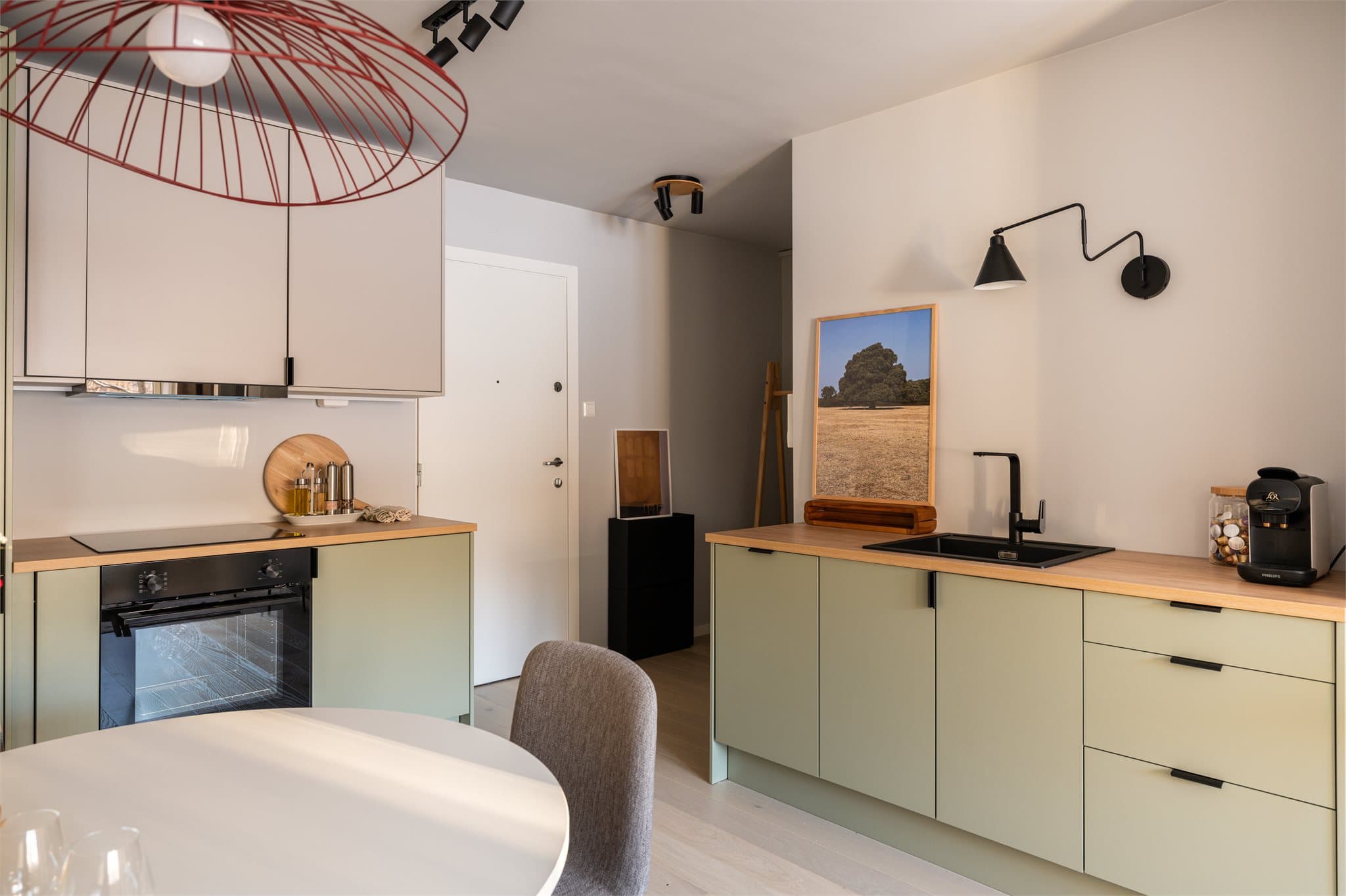 Kjøkkenet er utstyrt med integrert stekeovn og koketopp, i tillegg til en stilren sort vask.