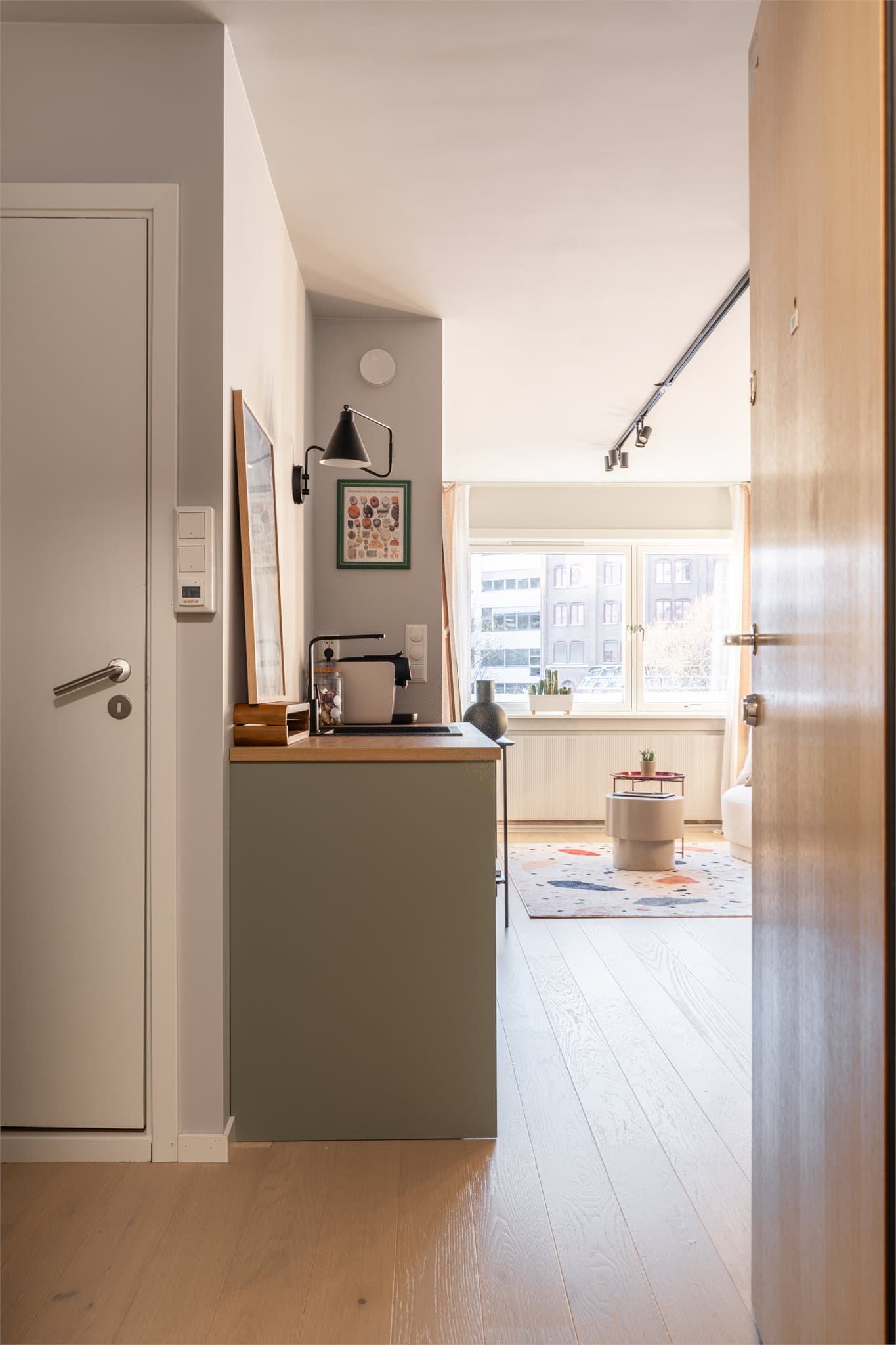 Til venstre for bildet finner du inngangen til det delikate baderommet, opprinnelig fra 2021 og nylig oppgradert i 2025