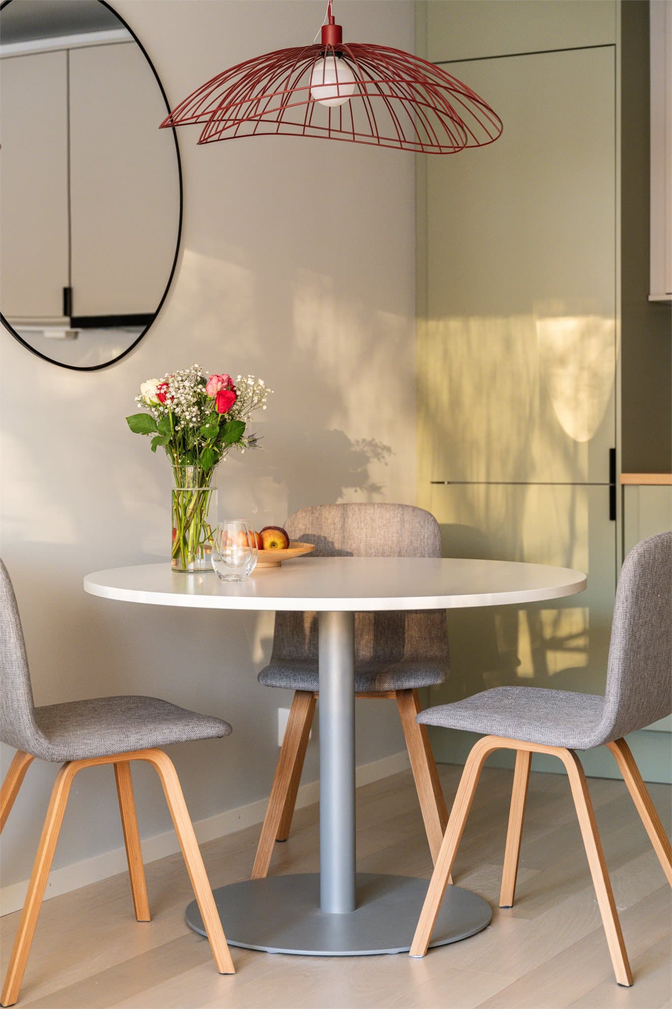 Stuedelen har god plass til både sittegruppe og spisebord.