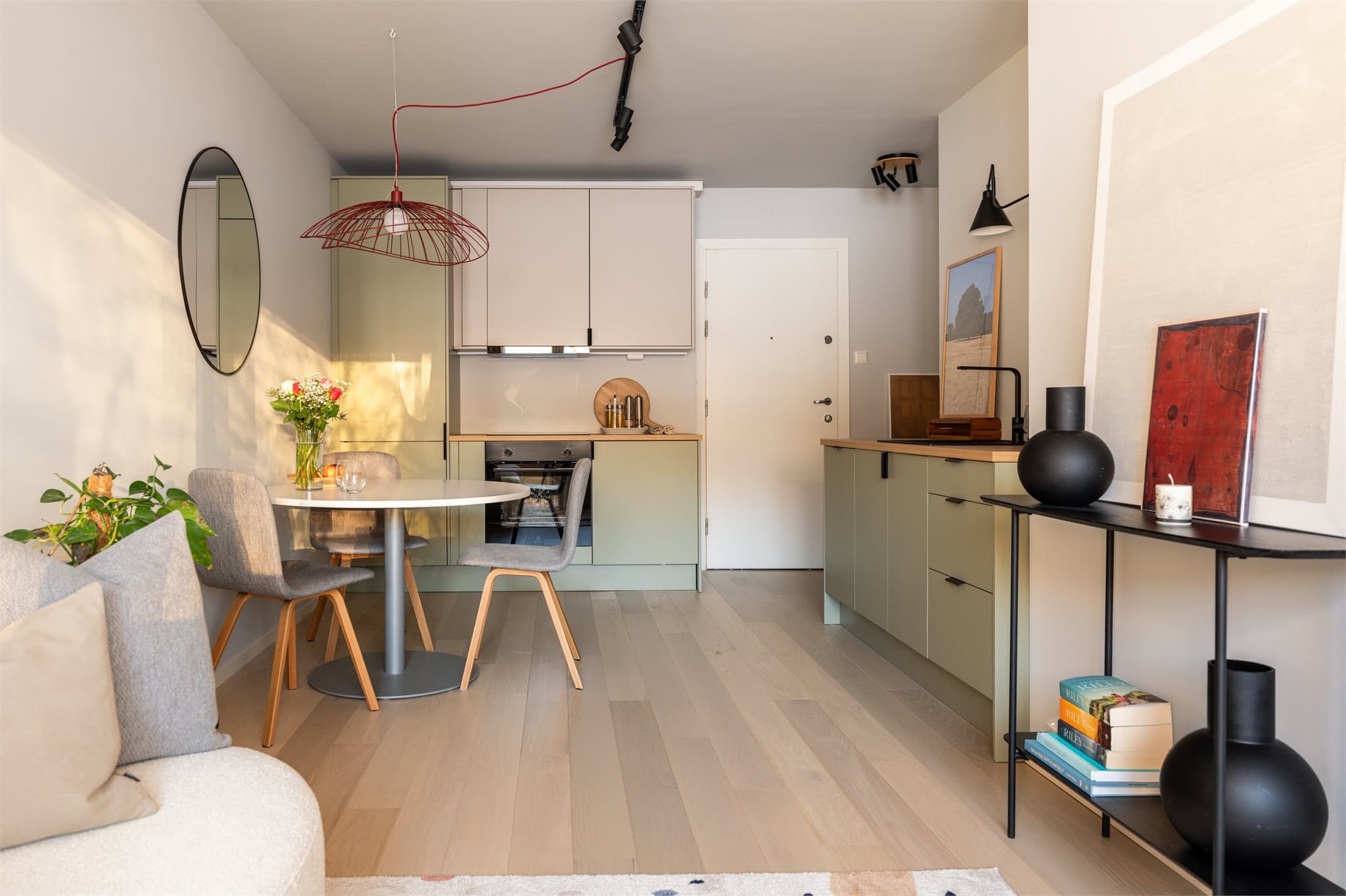 Naturlig lysinnslipp i leiligheten skaper en behagelig og innbydende atmosfære.