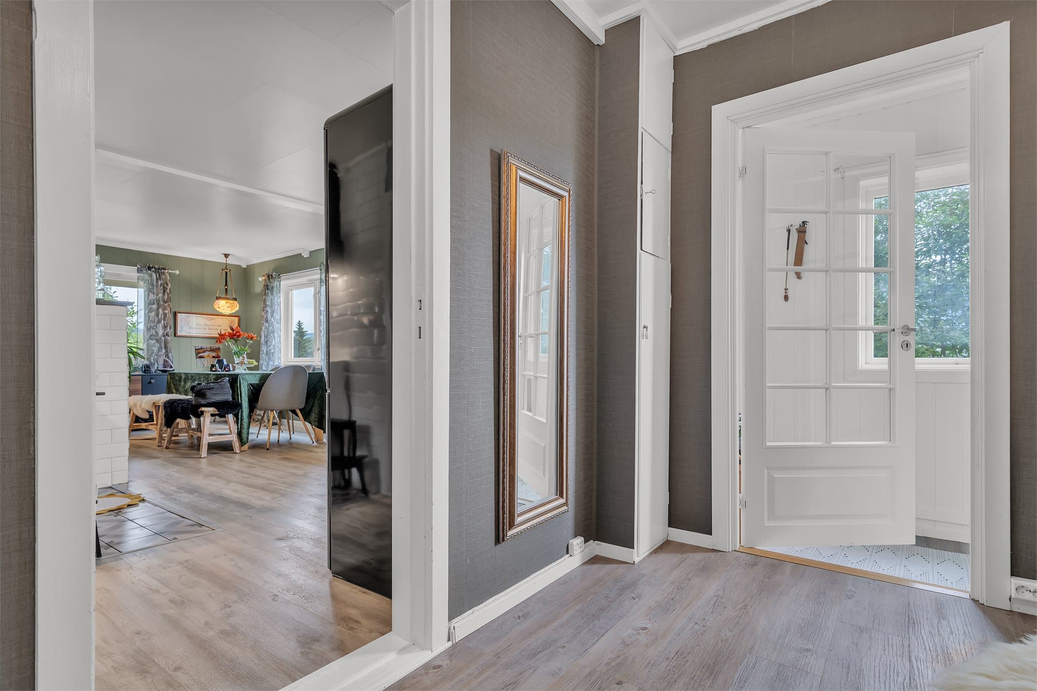 Fra gangen er det direkte tilgang til store deler av boligen, deriblant kjøkken/stue, soverom, bad og nedgang til kjeller