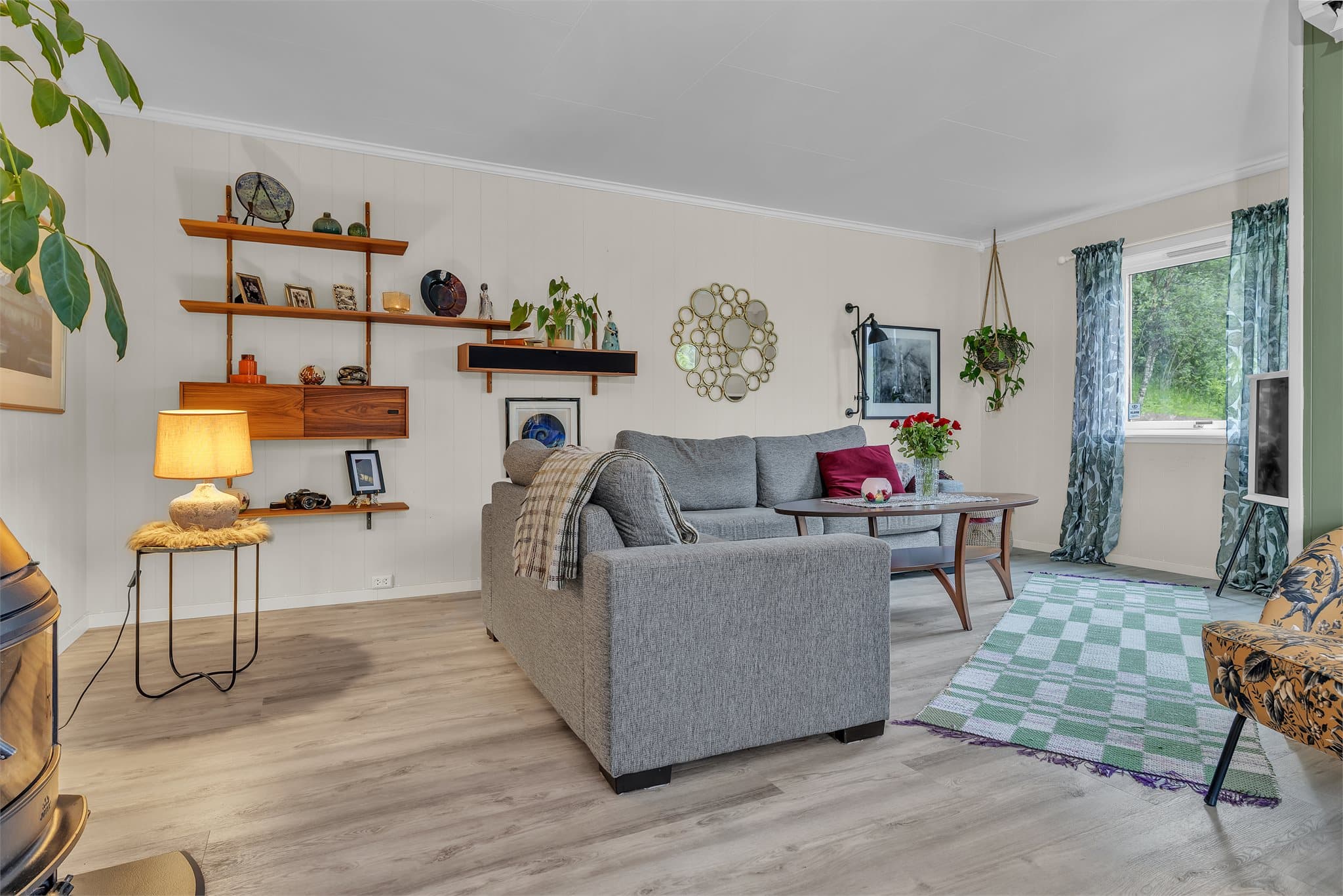 Innerst i stuen er det god plass for en koselig sofagruppe