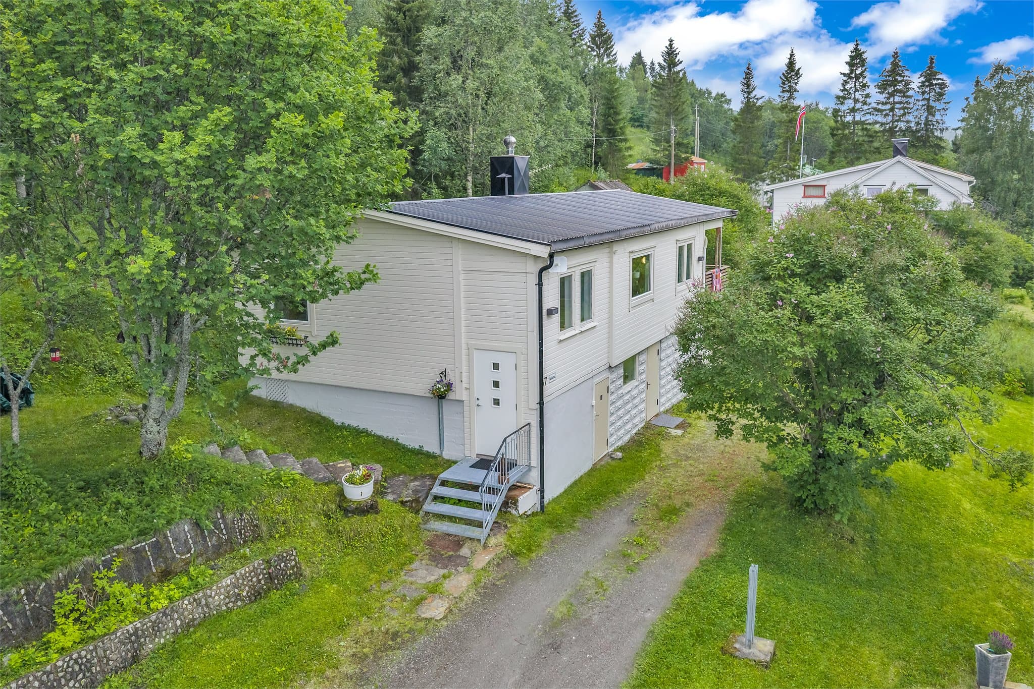 Flott opparbeidet inngangsparti med oppstillingsplass rett utenfor boligen