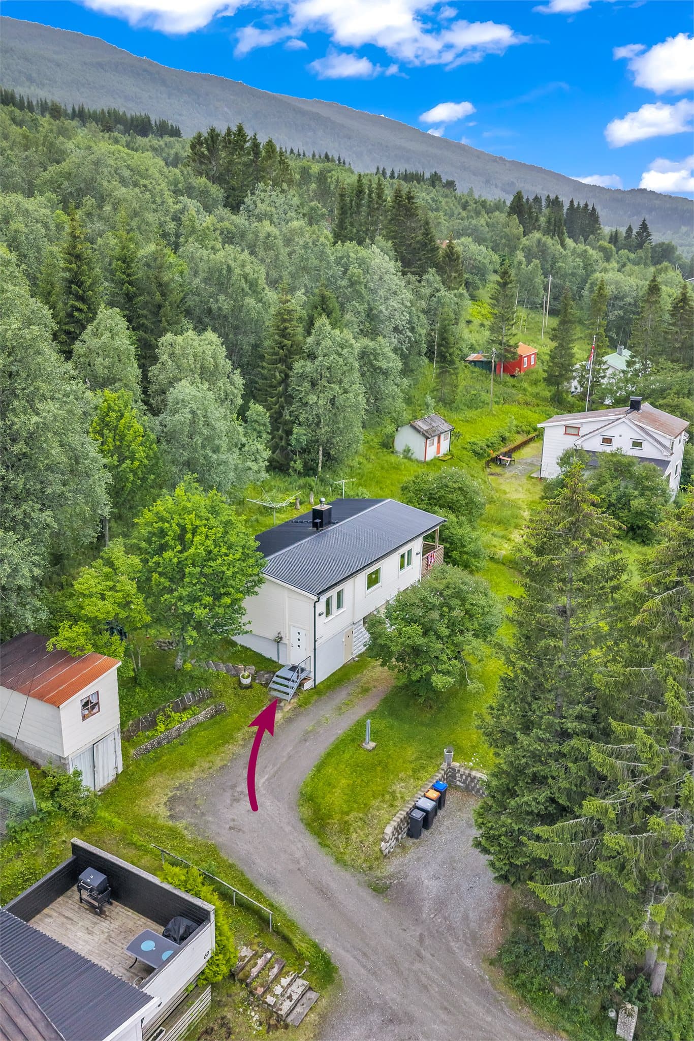 Stor og pent opparbeidet tomt med praktisk inngangsparti, gode parkeringsmuligheter og flott beplantning
