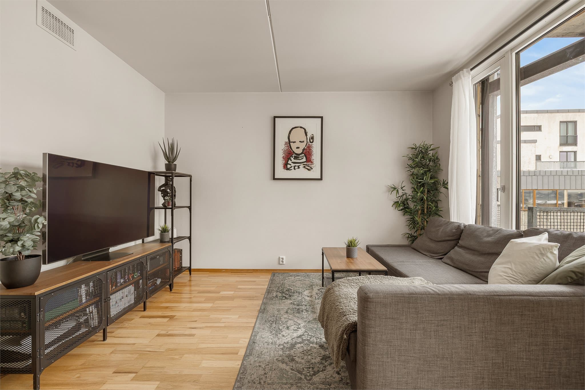 Stuen måler 16,5 m² og har god plass til ønsket møblement.