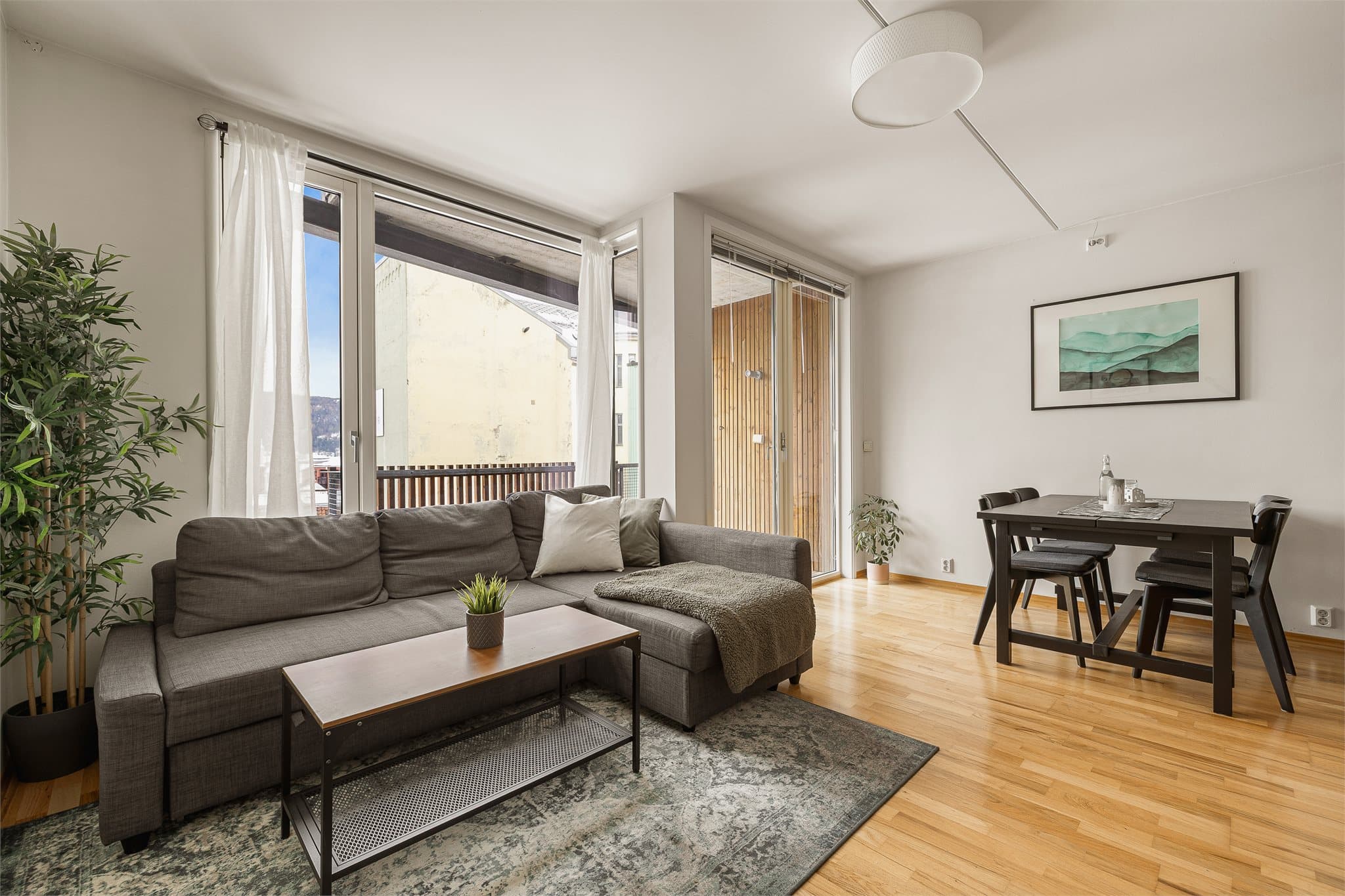 Den praktiske utformingen av stuen gir god plass til et romslig spisebord.