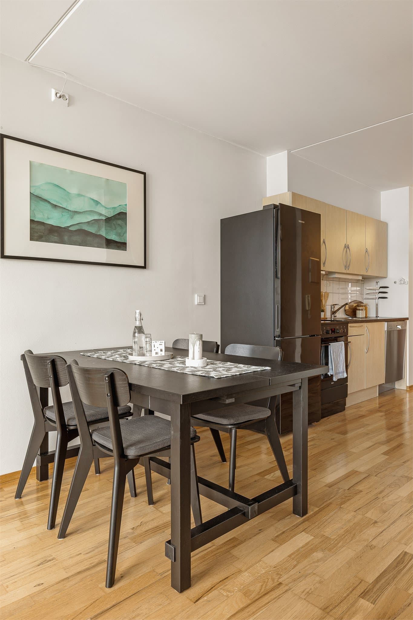 Den naturlige spiseplassen binder sammen kjøkken- og stuedelen.