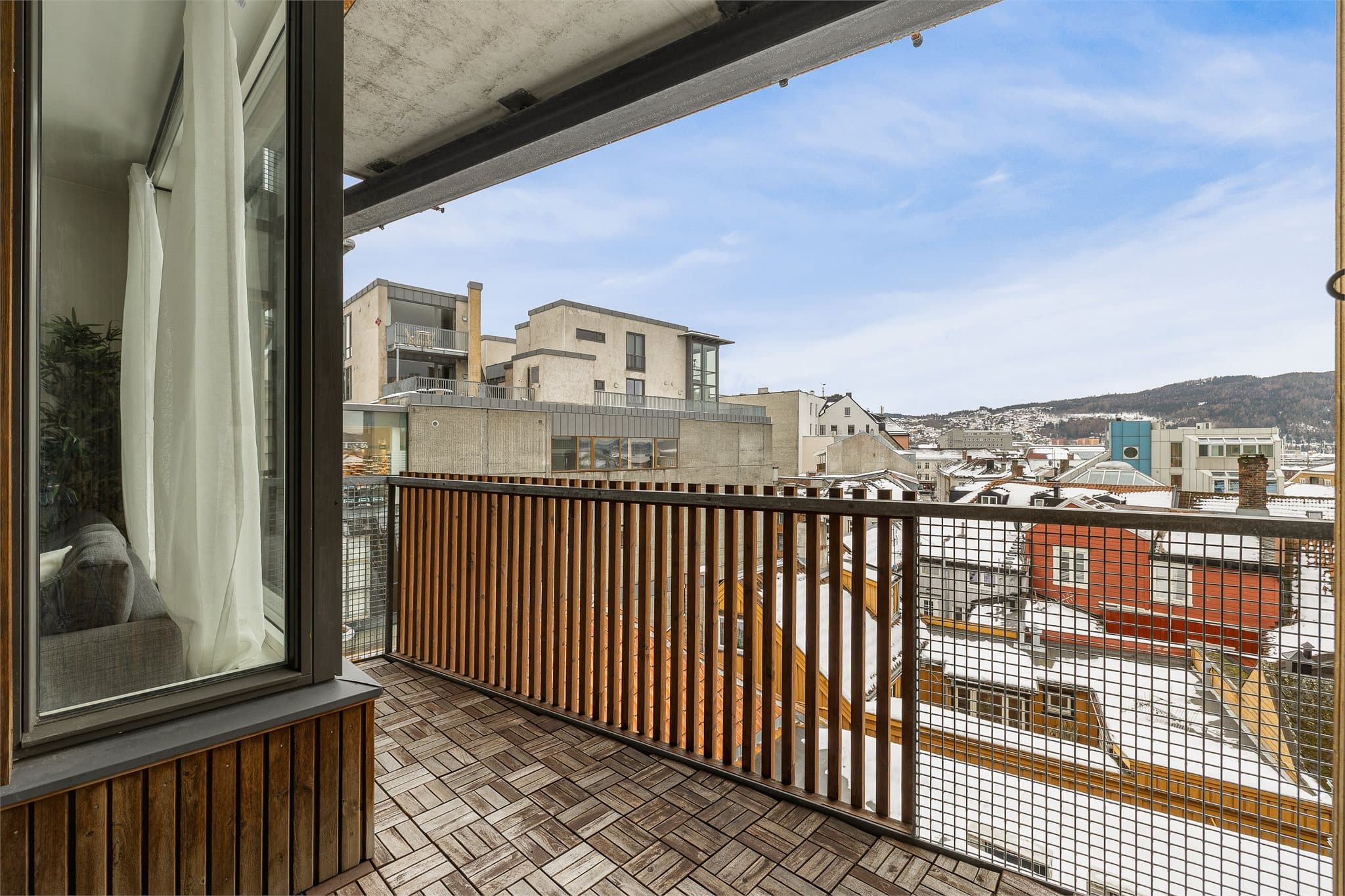 Fra stuen er det direkte adkomst til en romslig, vestvendt balkong på 4,5 m².