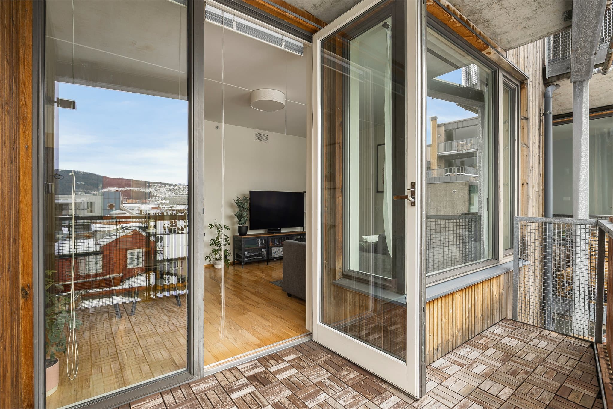 Balkongen har takoverbygg, som gir mulighet for flere bruksdager i året. Her kan man virkelig nyte fine sommerdager!