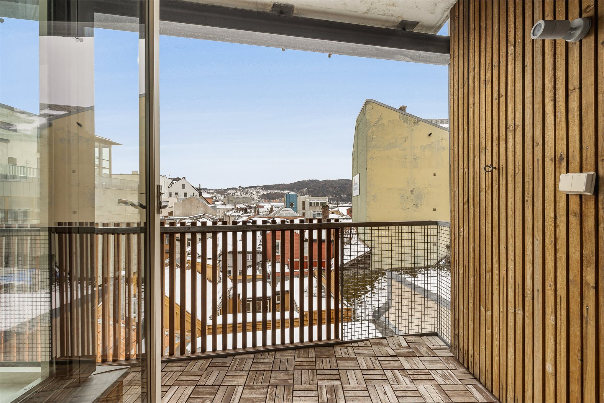 Leiligheten ligger i byggets 4. etasje og har en attraktiv beliggenhet midt i hjerte av Trondheim sentrum.