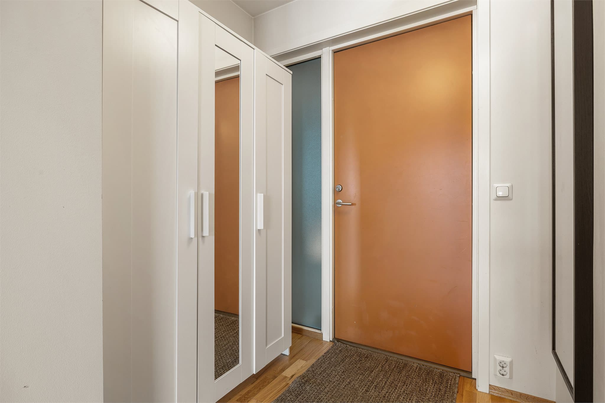 Entréen er romslig og innbydende, med god plass til oppbevaring av yttertøy.