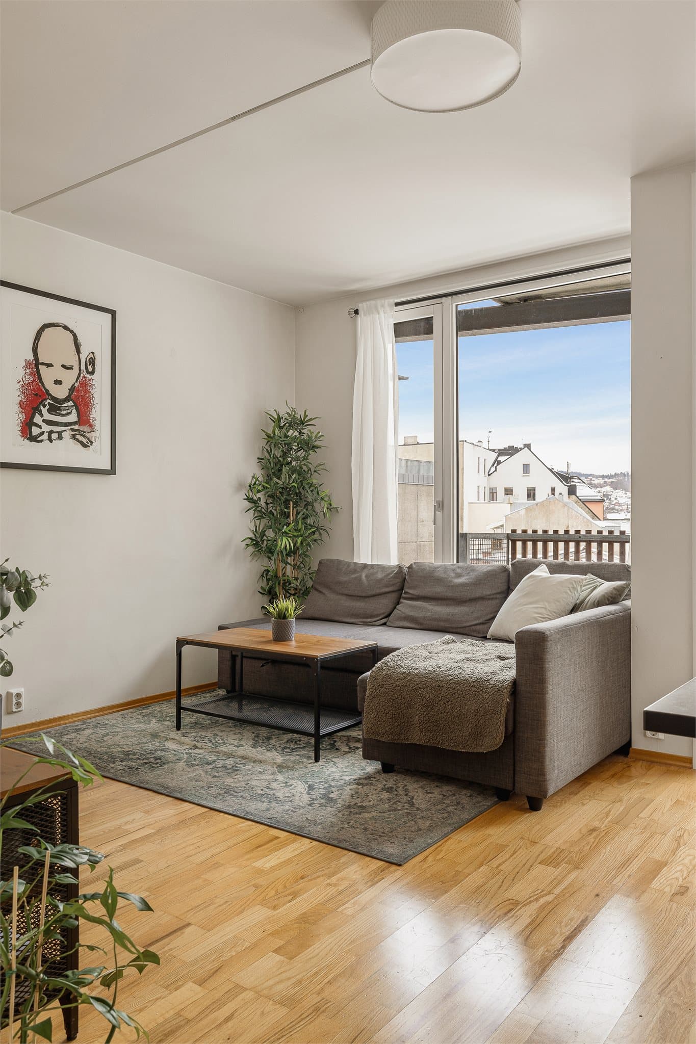 Leiligheten oppleves som lys og romslig med store vindusflater som gir rikelig med naturlig lysinslipp.