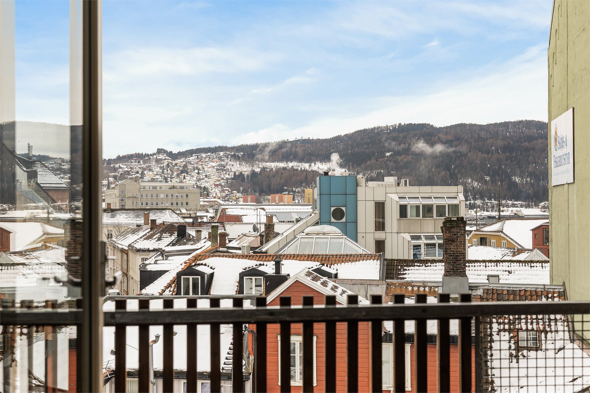 Leiligheten har en svært god intern beliggenhet i bygget, med rikelig utsyn og gode solforhold.