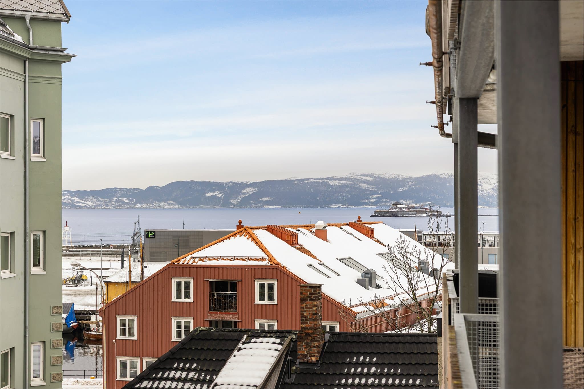 Fra balkongen kan man nyte utsikten mot Trondheimsfjorden, med Fosenalpene som bakteppe.