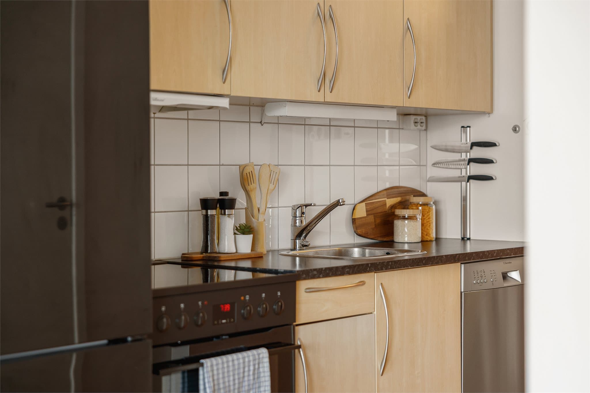 Planløsningen gjør det enkelt å lage mat samtidig som man har kontakt med stue og spiseplass.