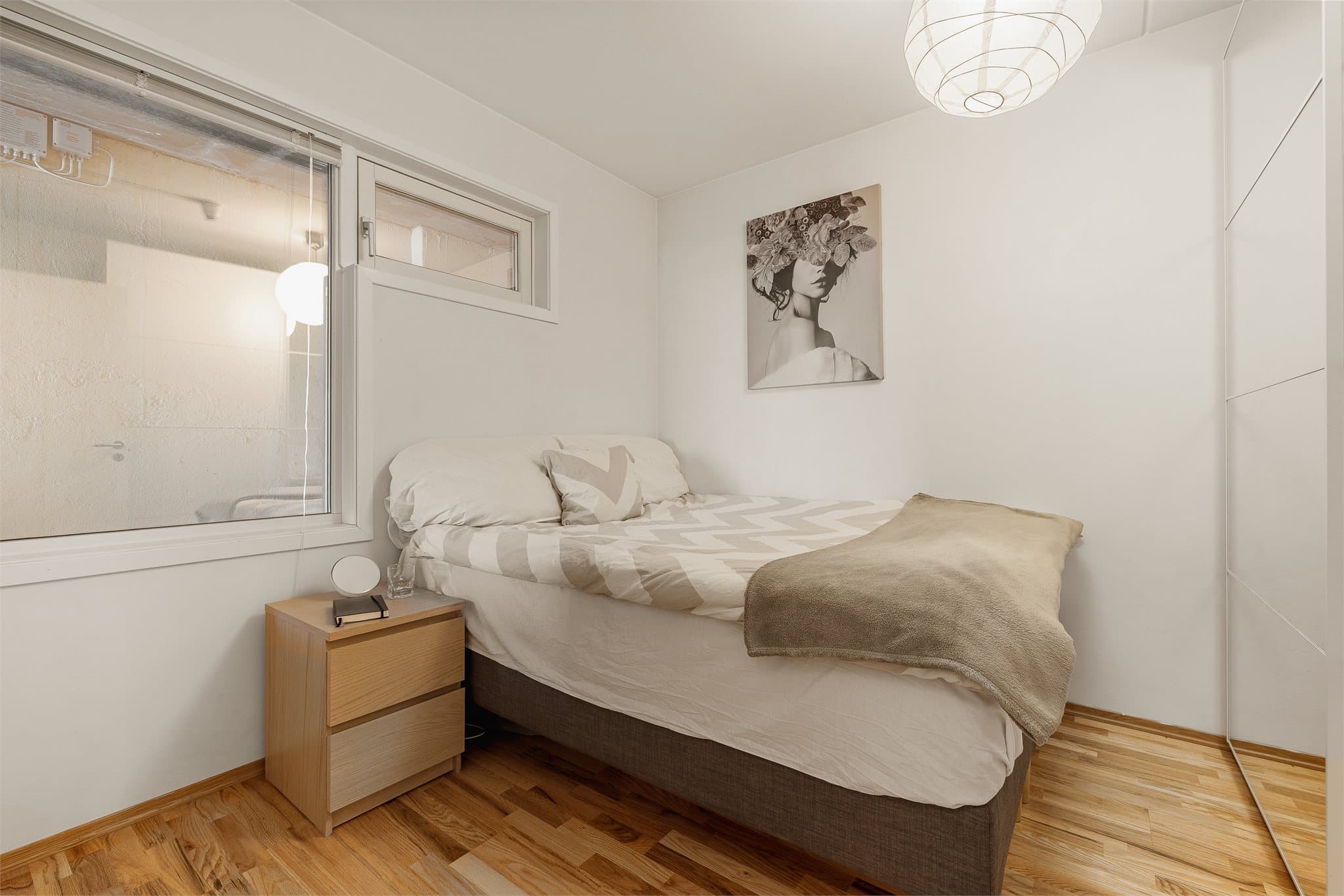 Lyst og romslig soverom på ca. 9 m², med god plass til dobbeltseng og tilhørende møblement. Rommet har også en stor skyvedørsgarderobe som gir rikelig med oppbevaringsplass.