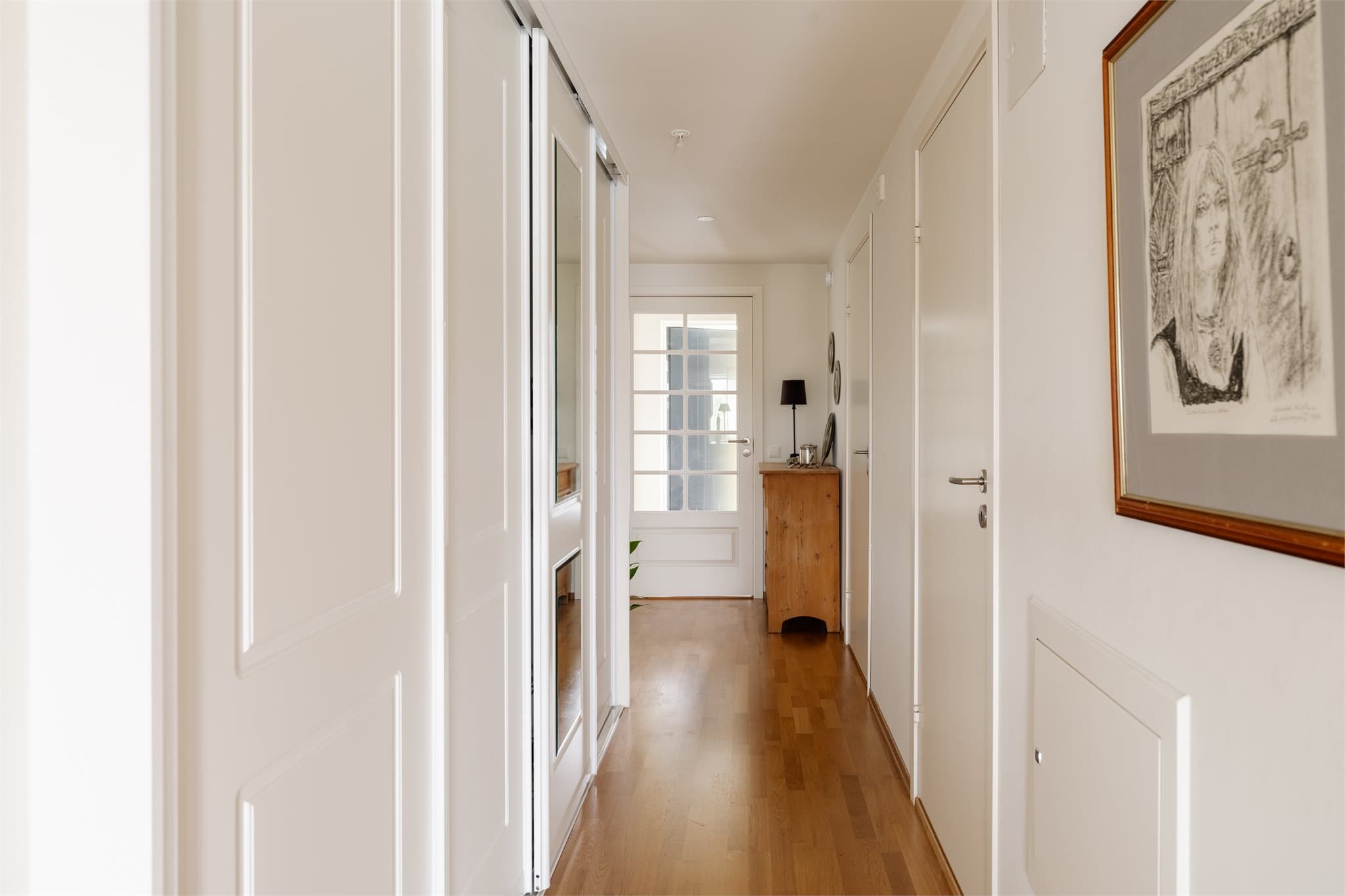 Praktisk skyvedørsgarderobe i gangen.