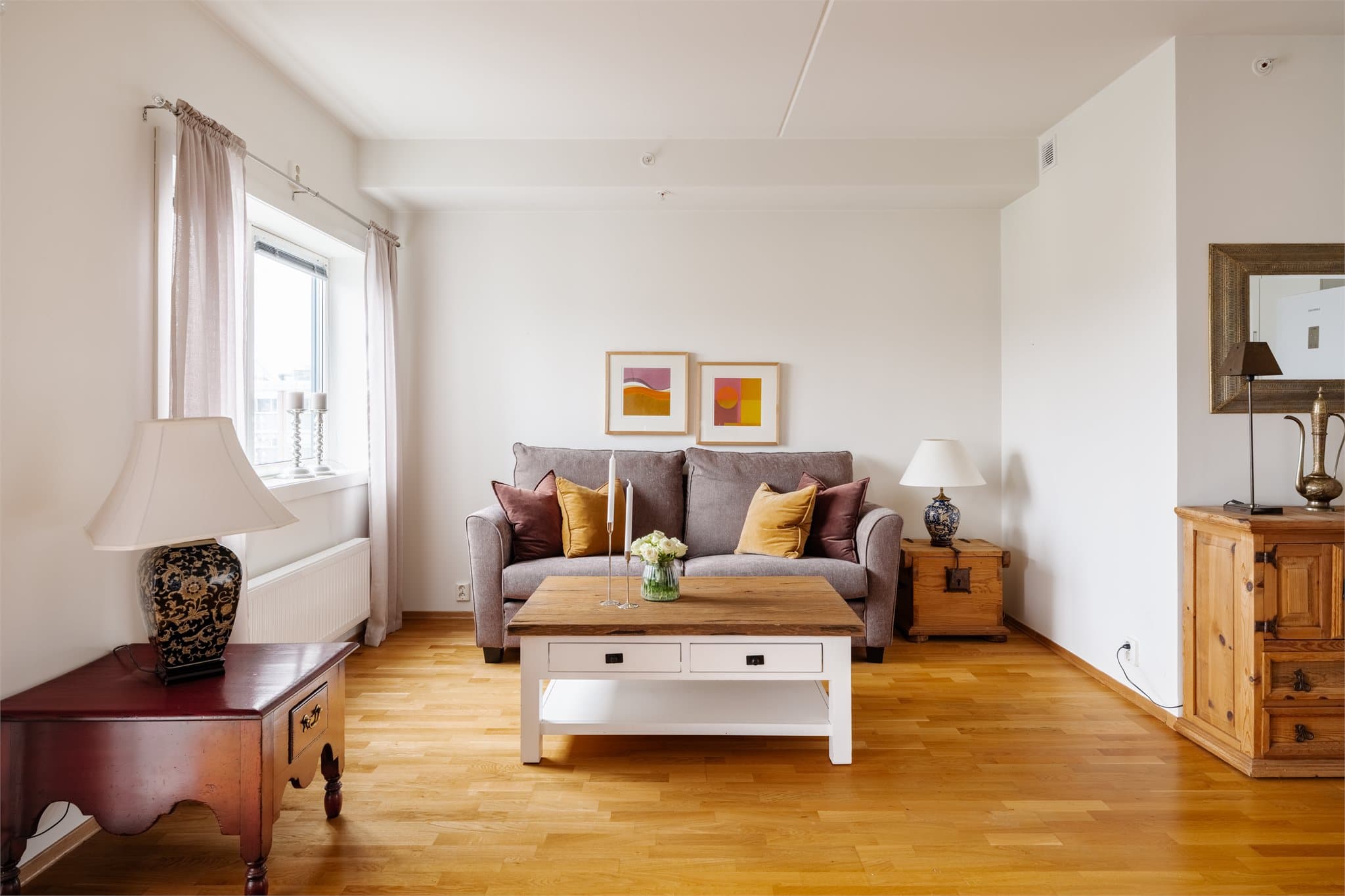 Rommet har en fleksibel utforming som gjør det enkelt å innrede etter egne ønsker og behov. Det er god plass til både sofa- og spisegruppe.