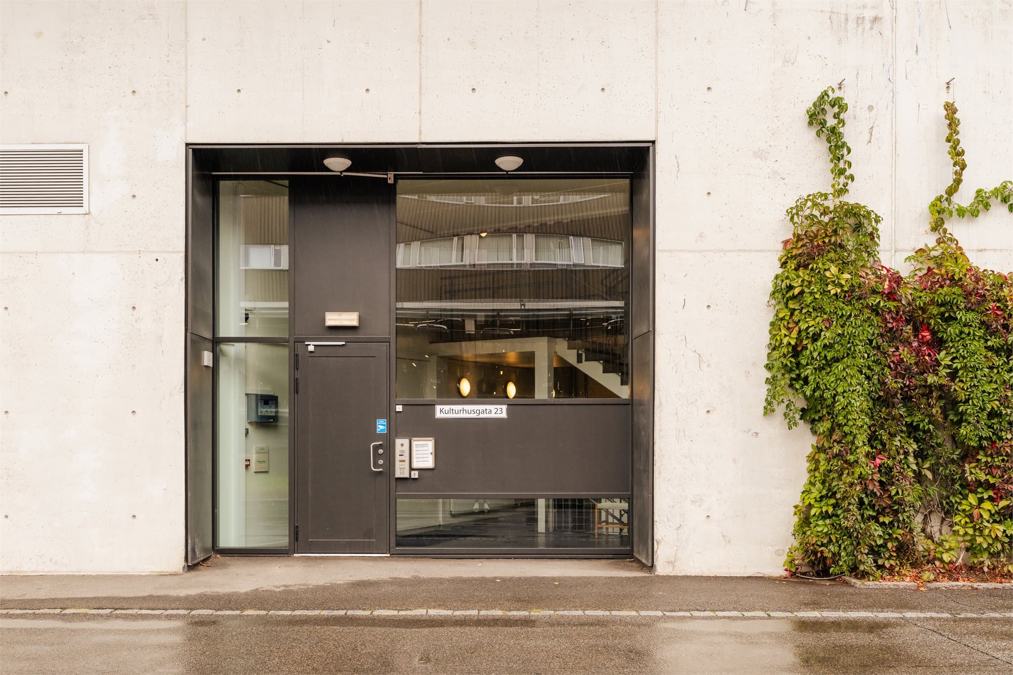Kulturhusgata 23 er en flott leilighet for deg som ønsker å bo sentralt i Lørenskog, med Metro Senter og et bredt utvalg av butikker og servicetilbud i umiddelbar nærhet.