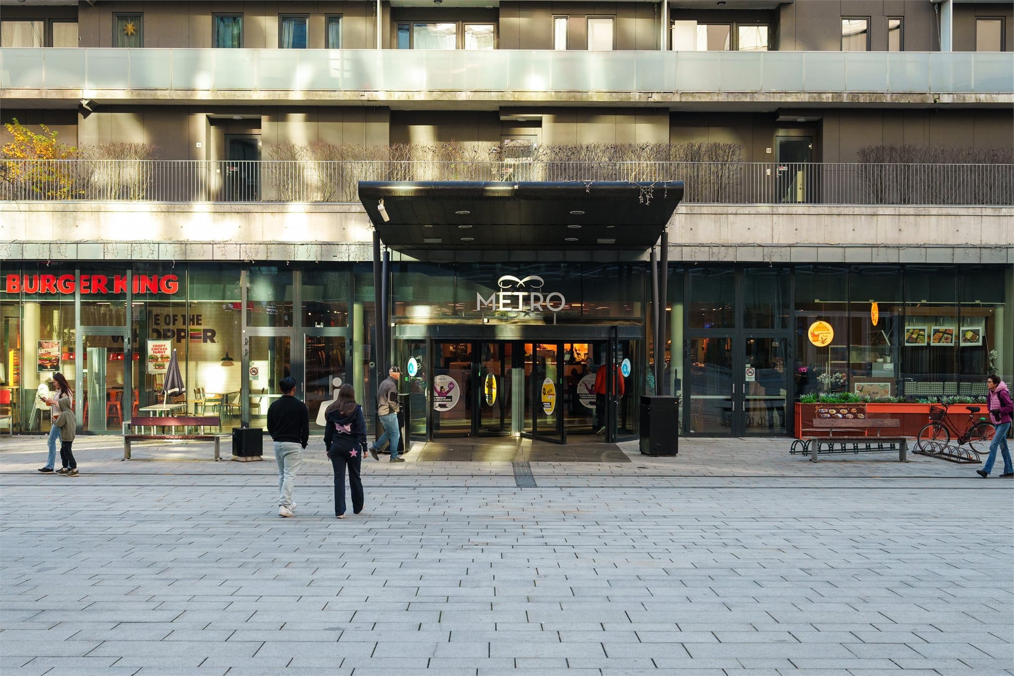 Metro Senter ligger i gangavstand fra leiligheten, med et bredt utvalg av butikker og tjenester.
