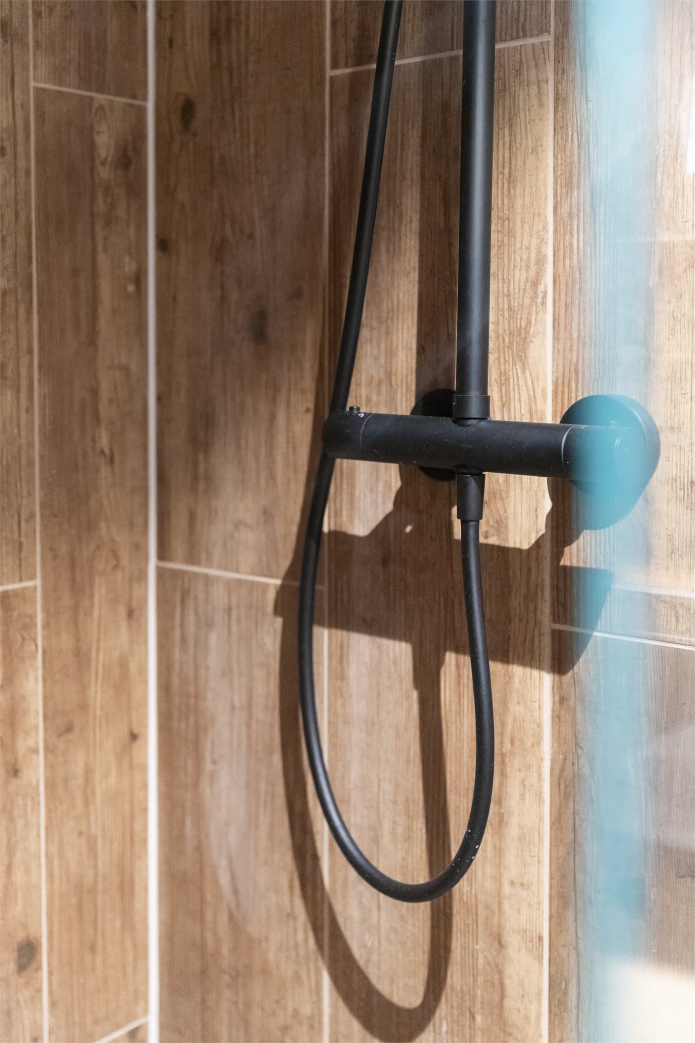 Dusjhjørne med glassvegg og dusjsett med rainshower.