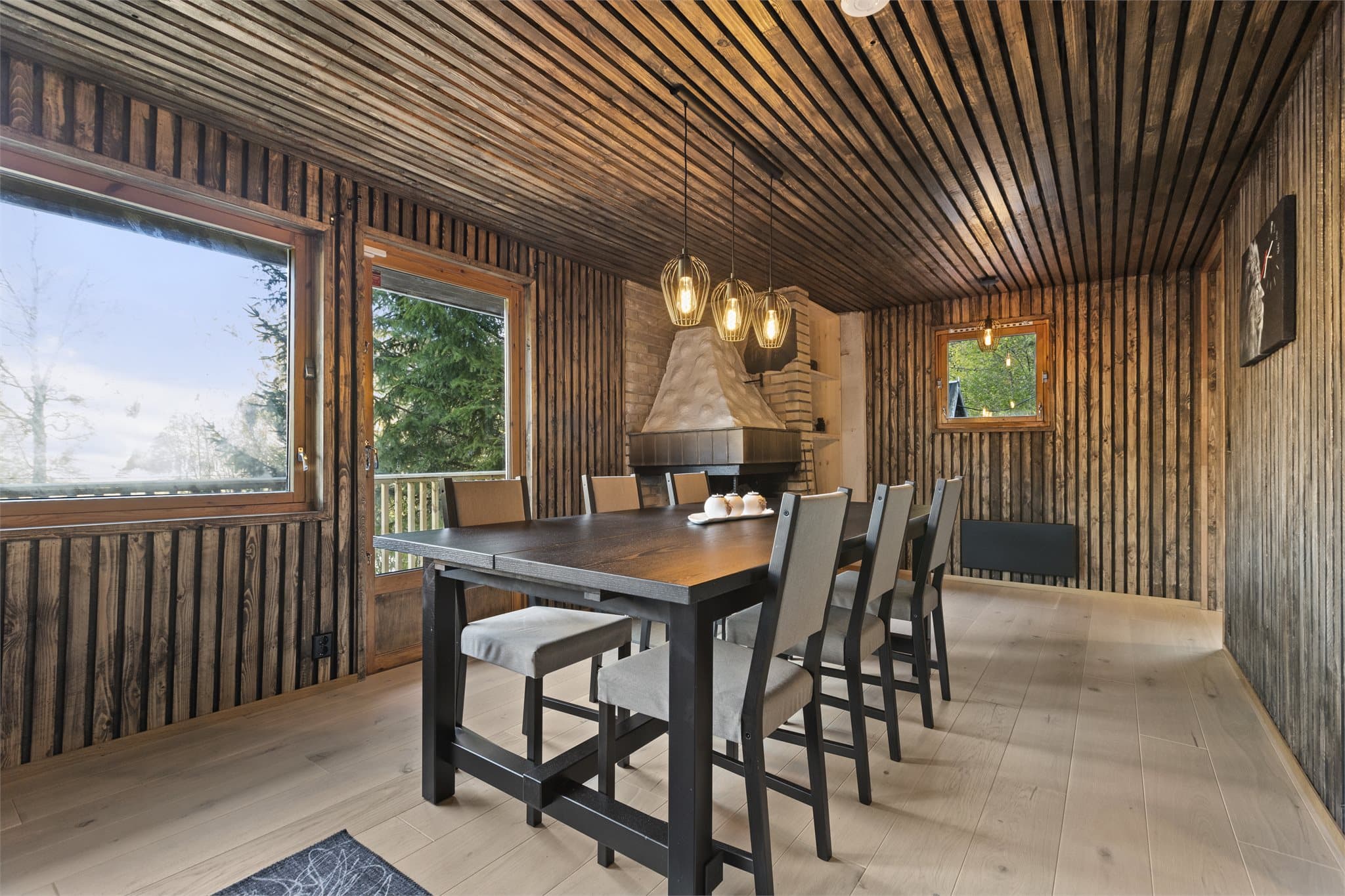 Gjennomgående mørke spiler gir interiøret struktur og dybde.