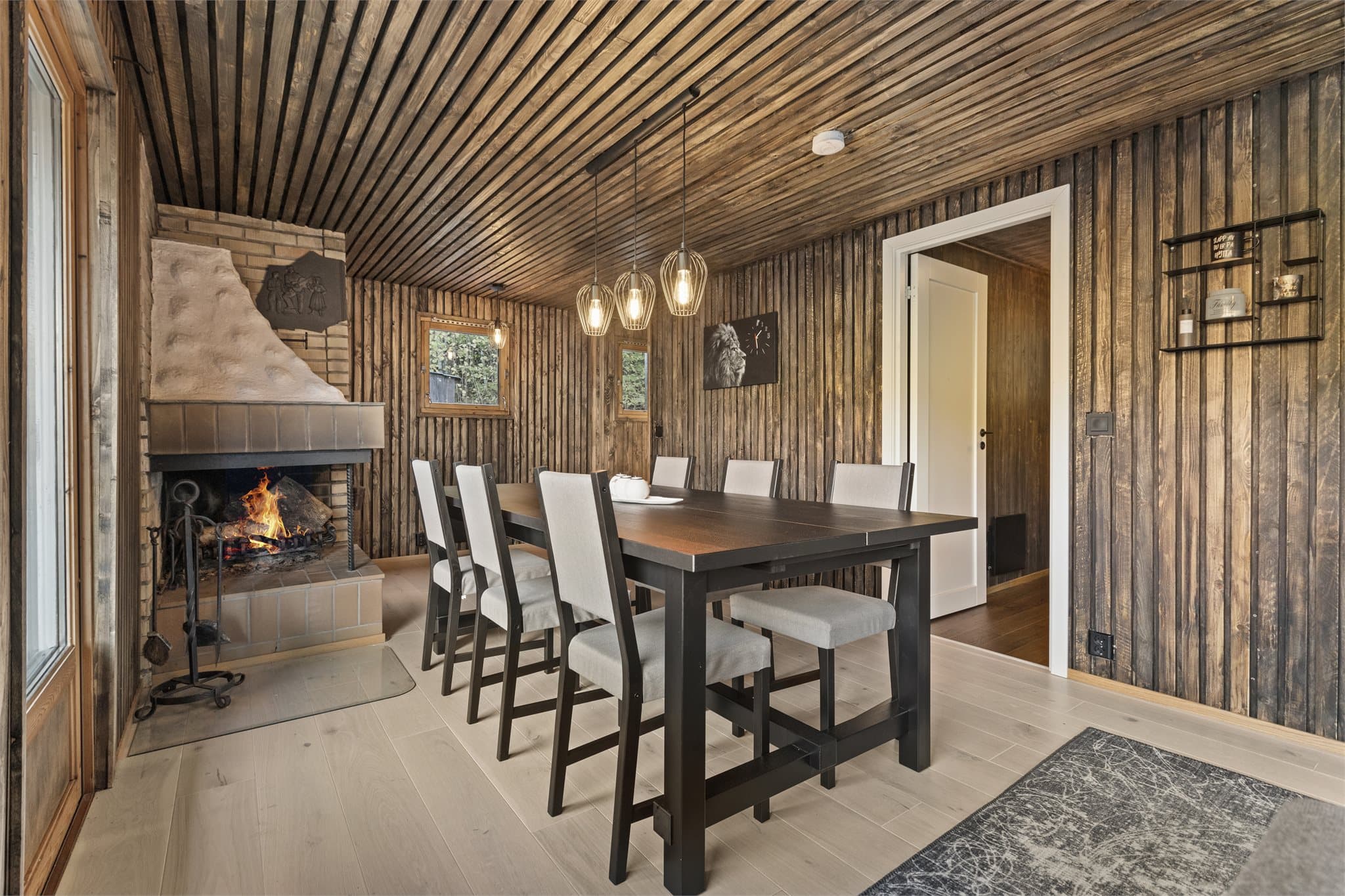 Romslig plass til spisestue.