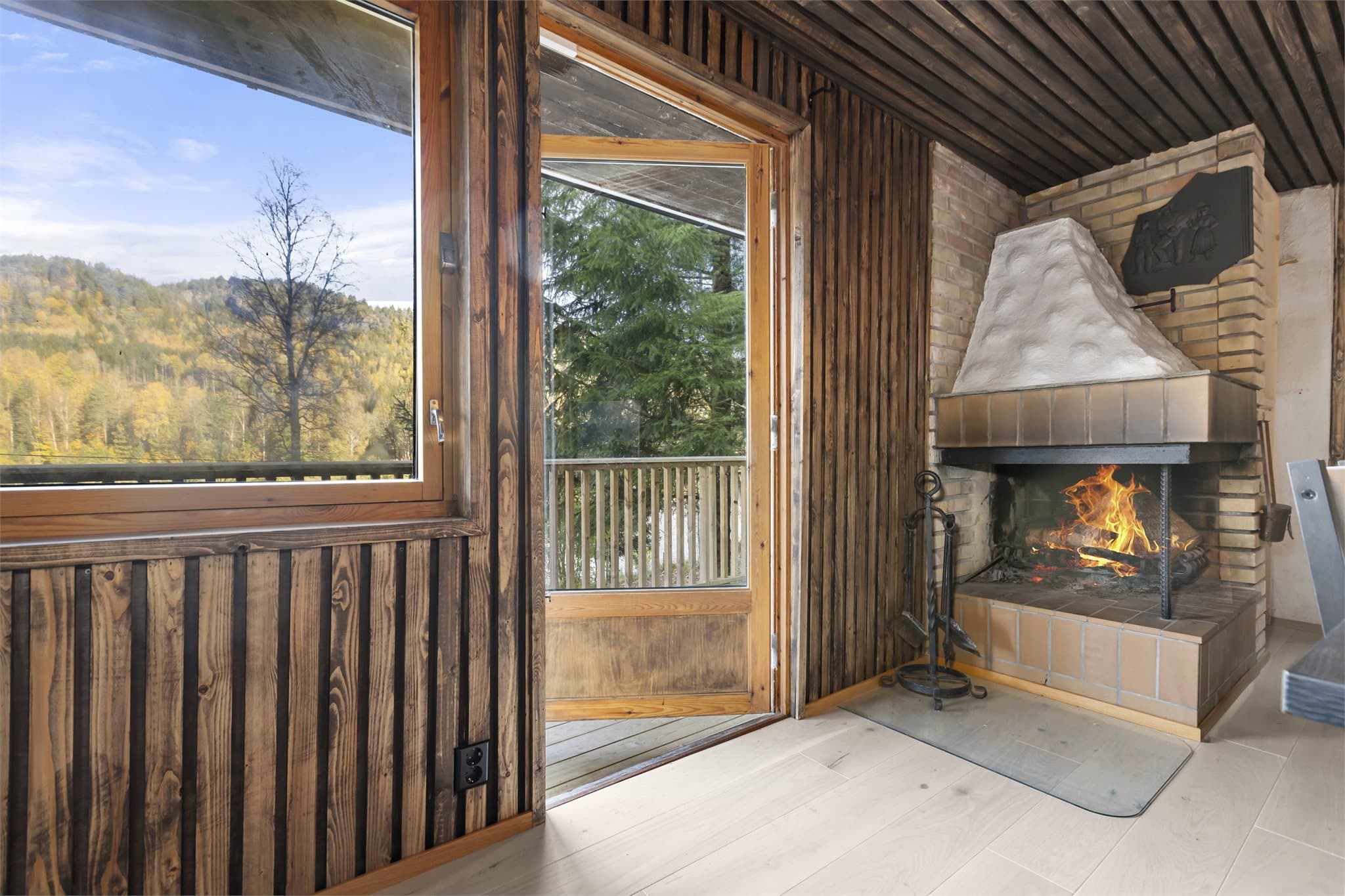 Stuen har direkte adkomst til stor terrasse.