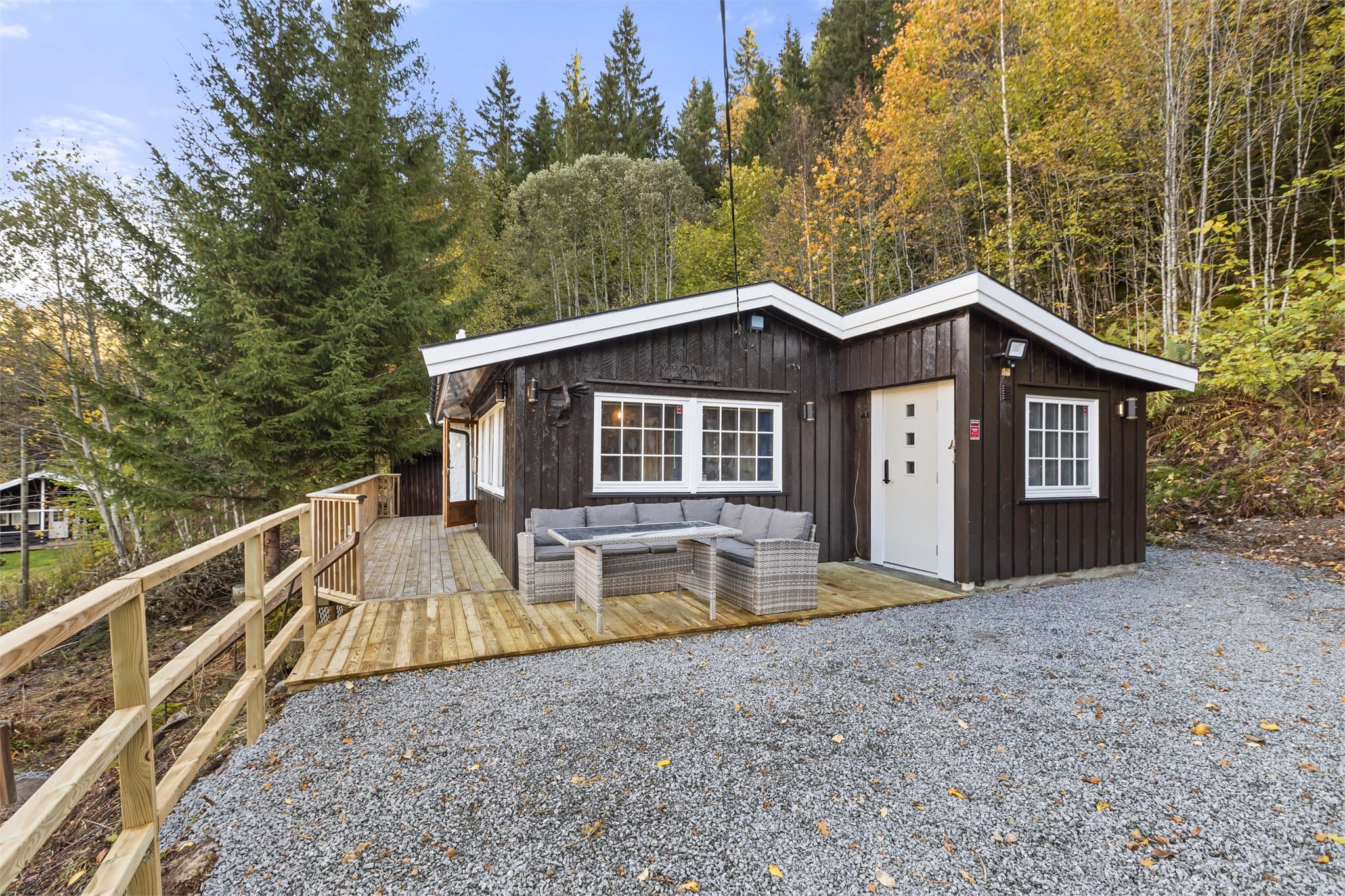 Platting ved inngangspartiet vender mot vest og byr på ettermiddag- og kveldssol.