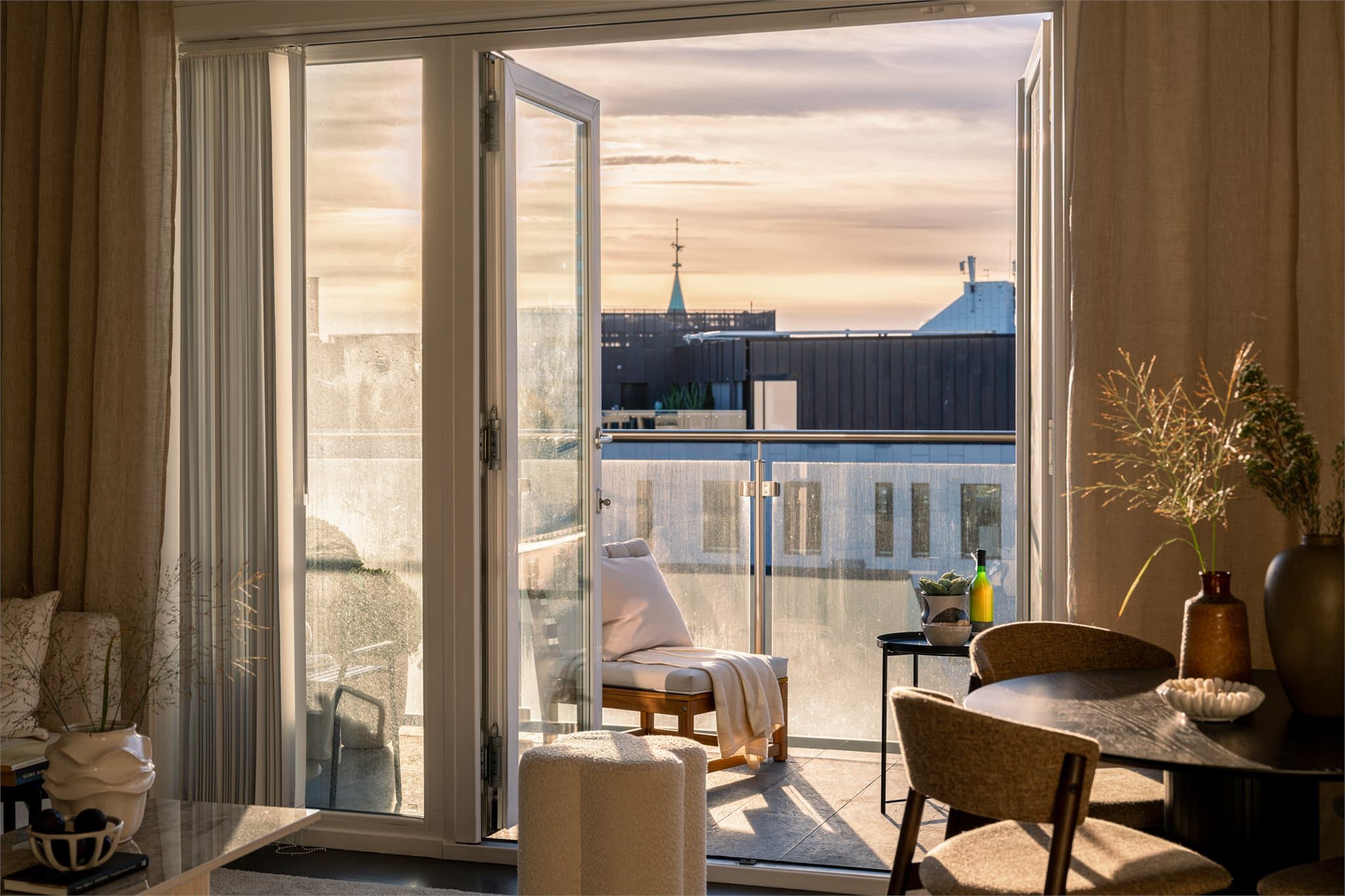 Nordvendt balkong på ca. 8 m² med en høytliggende og luftig plassering i byggets 6. etasje.