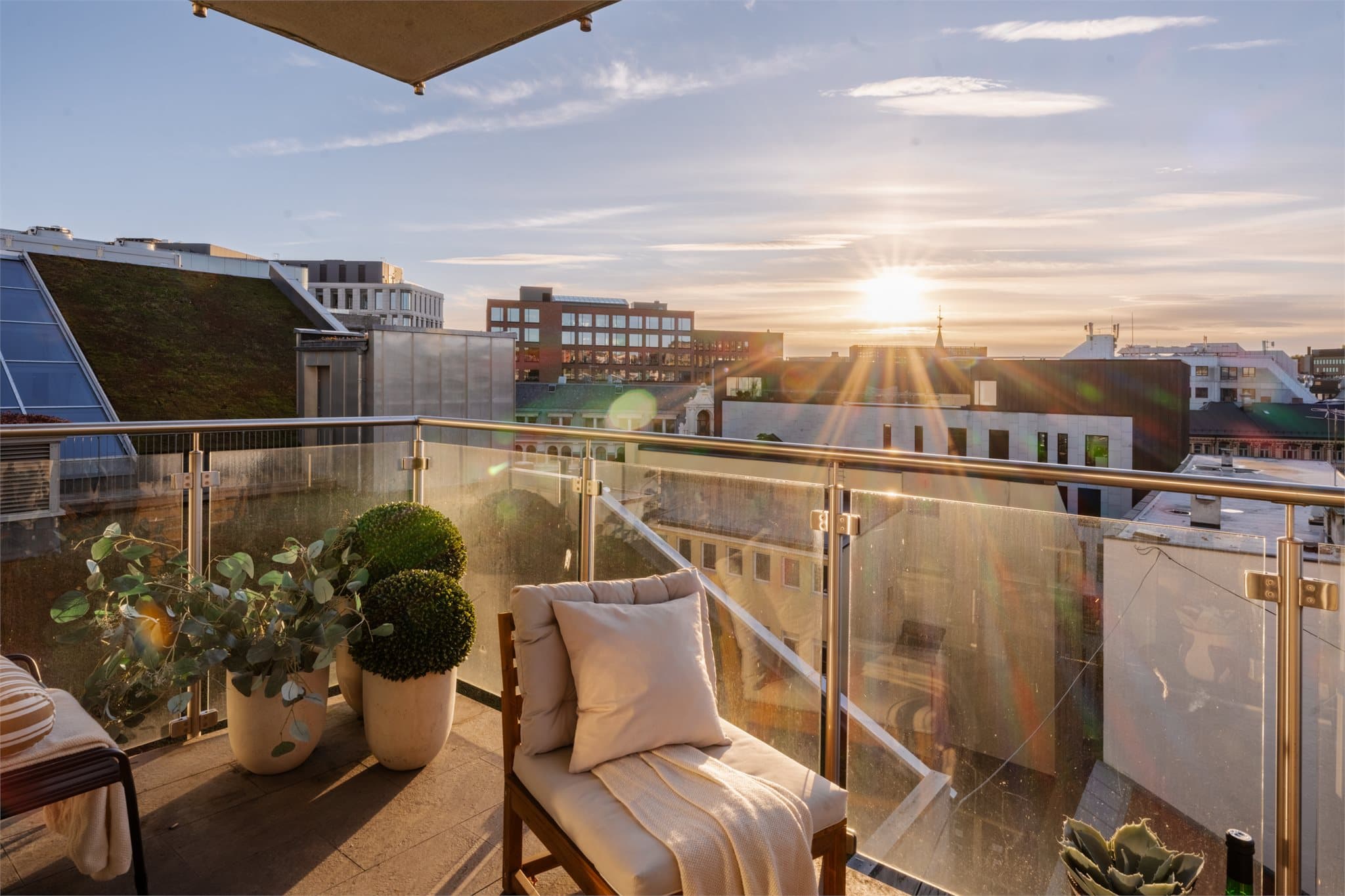 Fra stuen er det utgang til en nordvendt balkong på ca. 8 m² med flott utsikt. Leiligheten har også fransk balkong fra det ene soverommet, samt tilgang til en romslig, felles takterrasse med gode solforhold og vidstrakt utsyn.