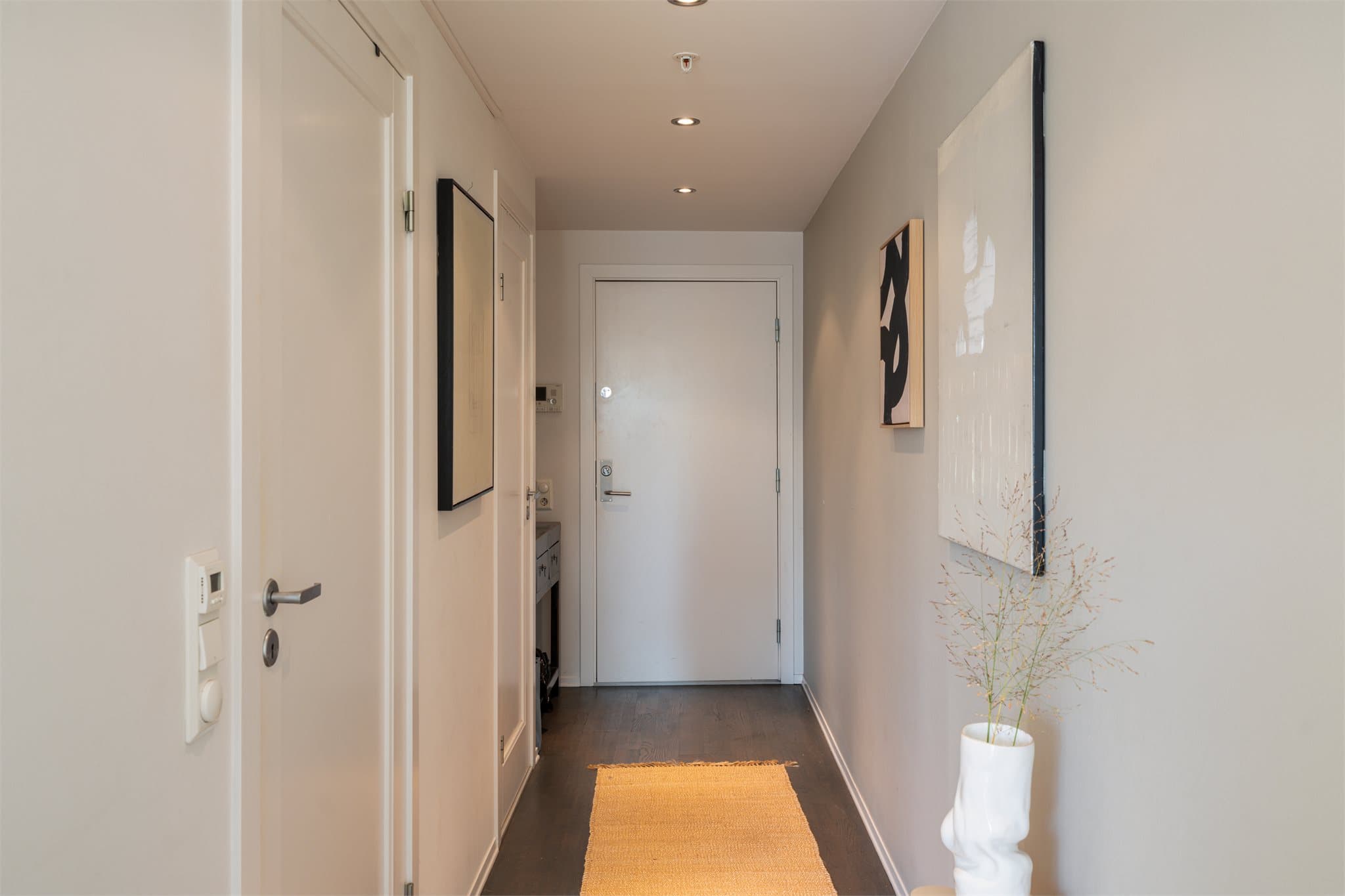 Entréen har innfelte downlights i himlingen og praktisk adkomst til innvendig bod og bad.