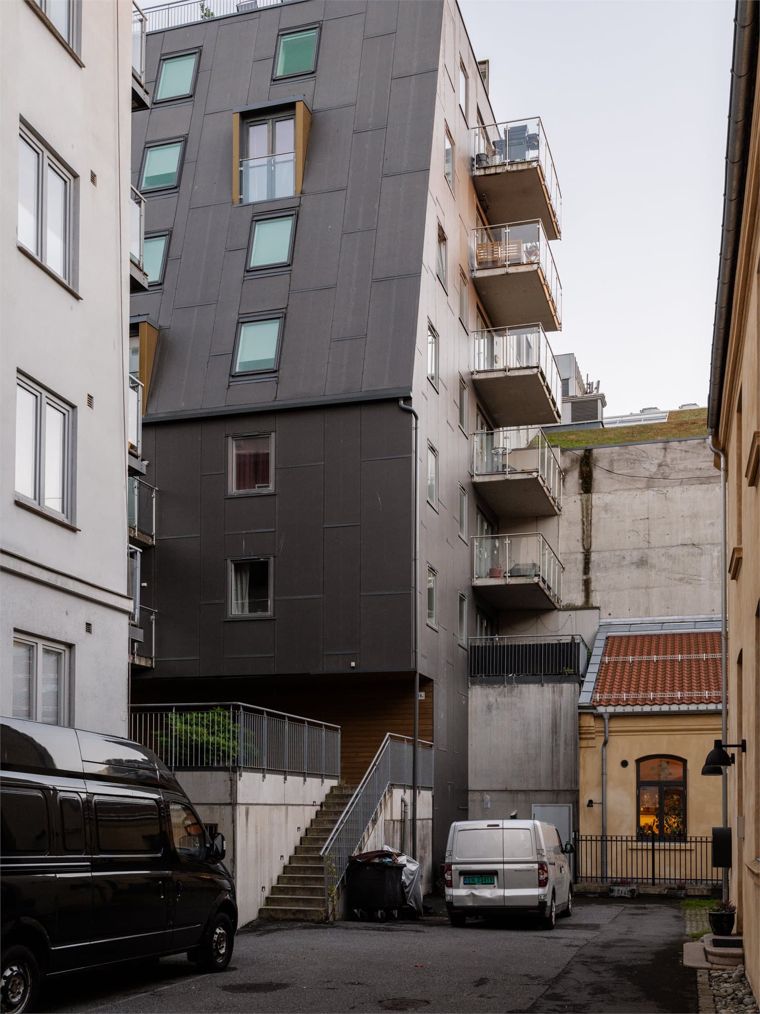 Eiendommen ligger tilbaketrukket og skjermet i et rolig gårdsrom ved Pilestredet Park.