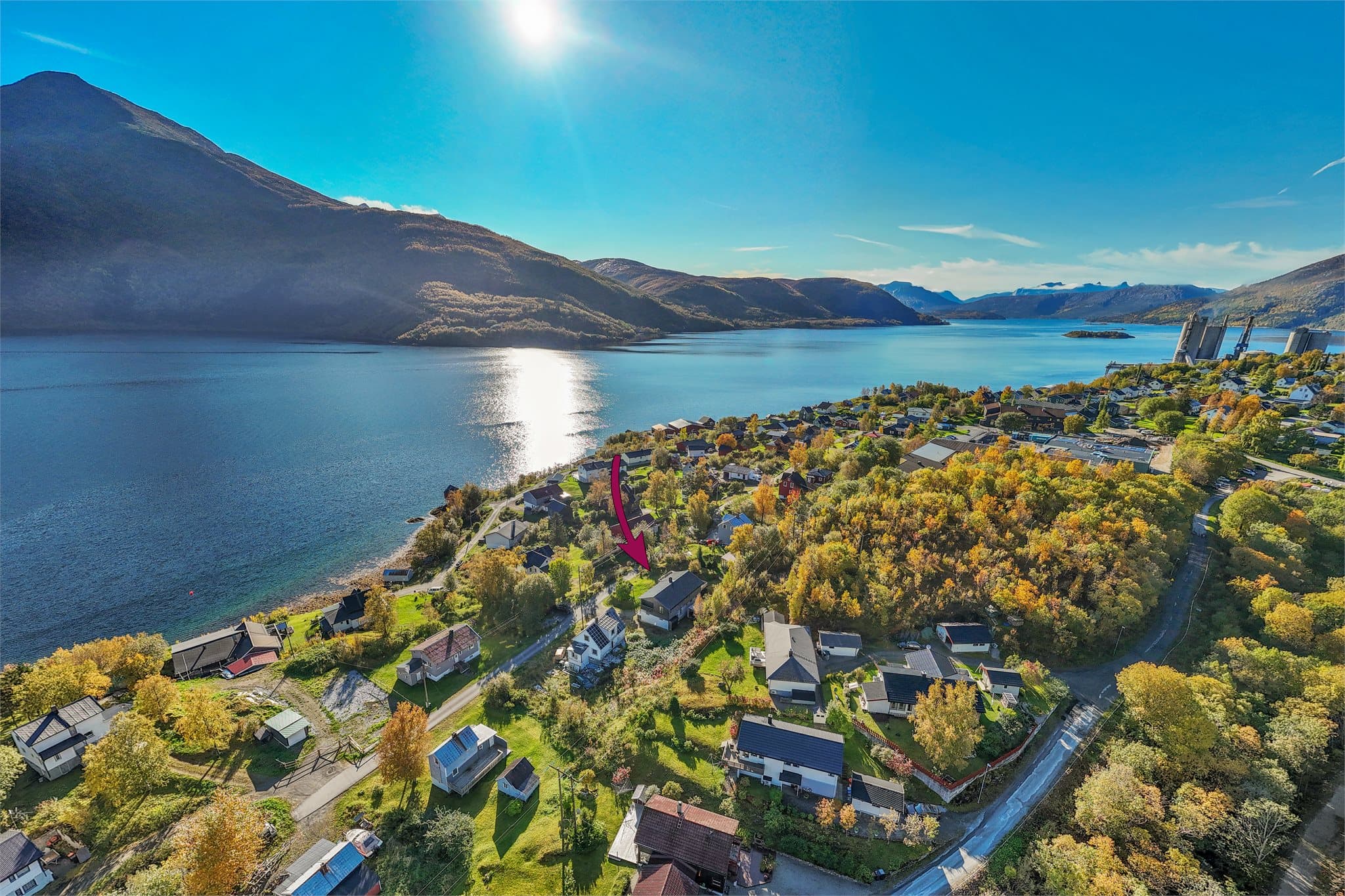 Beliggenhet nær Tysfjorden med storslåtte naturomgivelser.