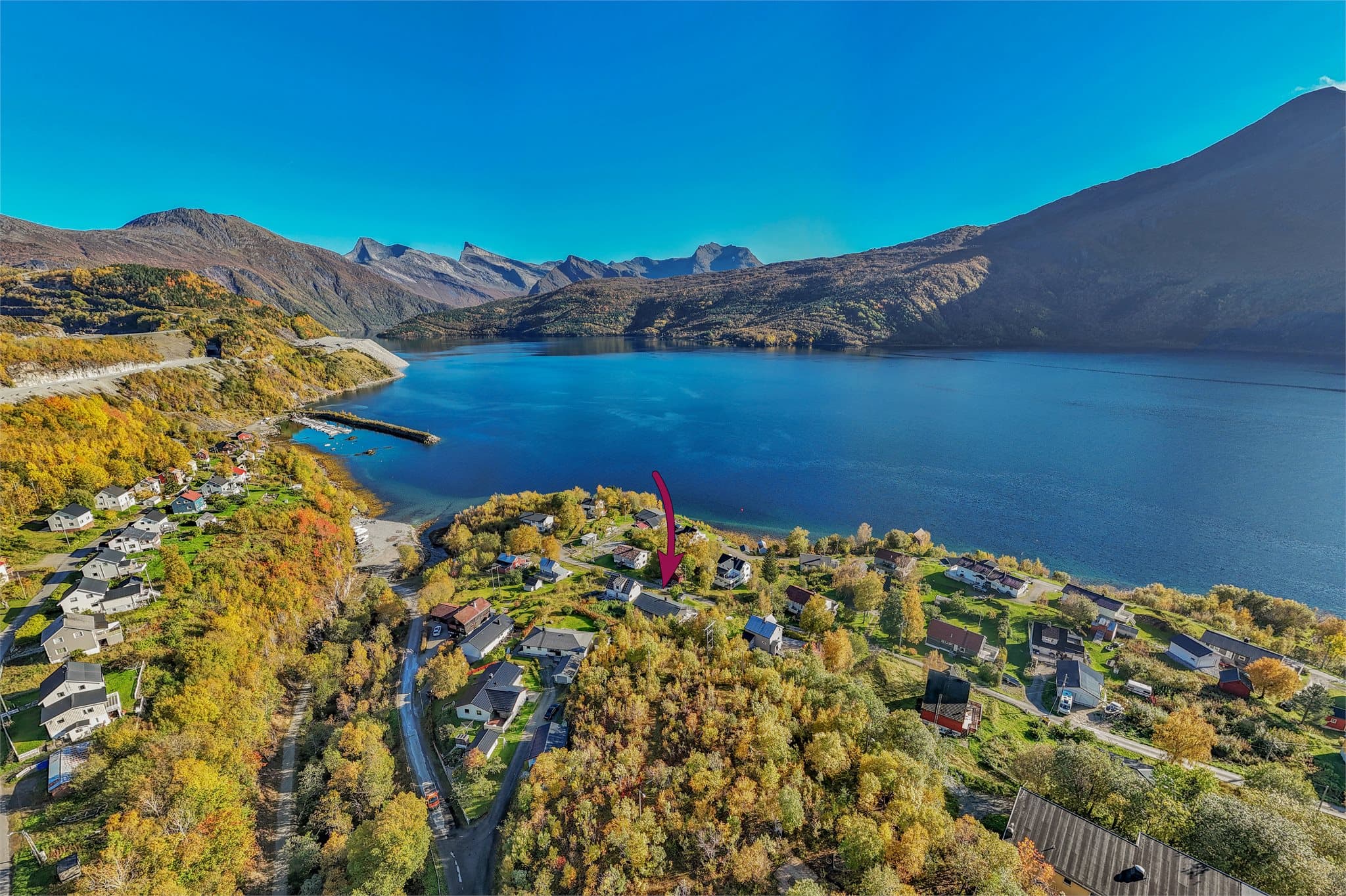 Nærområdet byr på fjordlandskap og mektige fjellformasjoner.